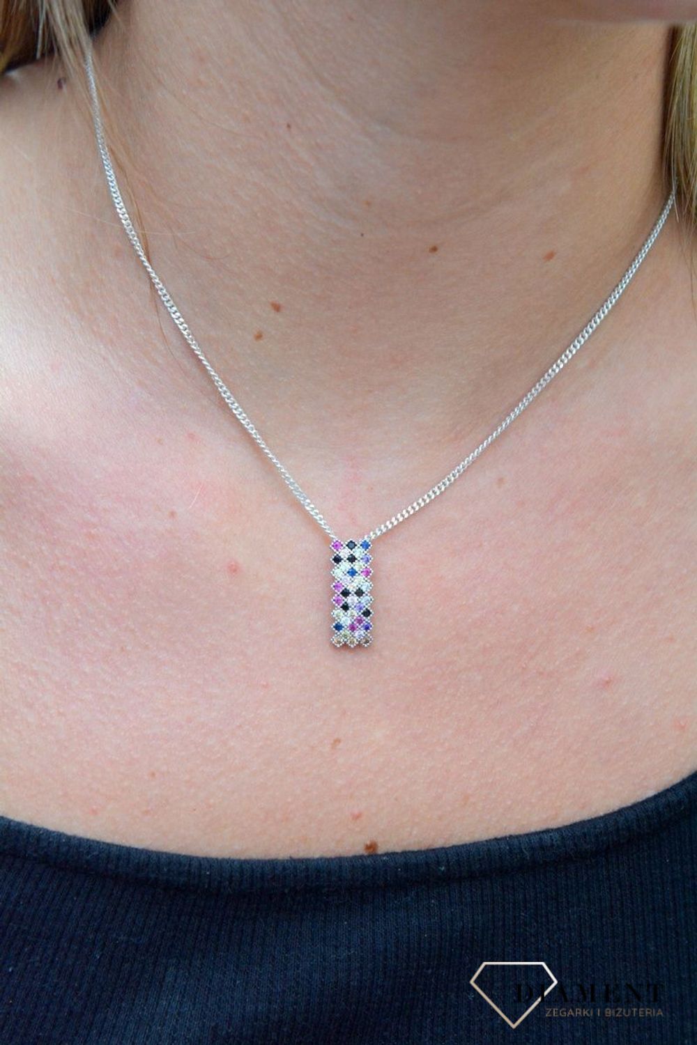 Zawieszka srebrna z kolorowymi cyrkoniami DIA-ZAW-6700-925. Zawieszka srebrna damska. Zawieszka prosta kolorowa. Zawieszka srebrna damska. Zawieszka wisiorek z cyrkoniami. Zawieszka idealna na prezent.jpg