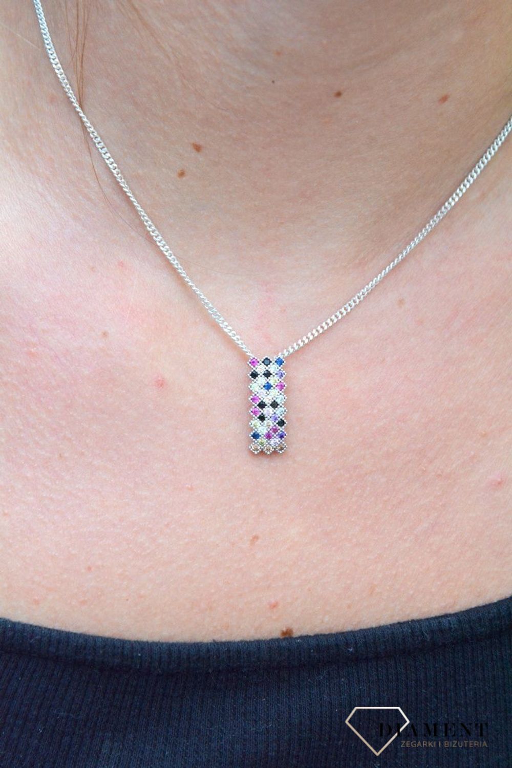 Zawieszka srebrna z kolorowymi cyrkoniami DIA-ZAW-6700-925. Zawieszka srebrna damska. Zawieszka prosta kolorowa. Zawieszka srebrna damska. Zawieszka wisiorek z cyrkoniami. Zawieszka idealna na prezent.jpg