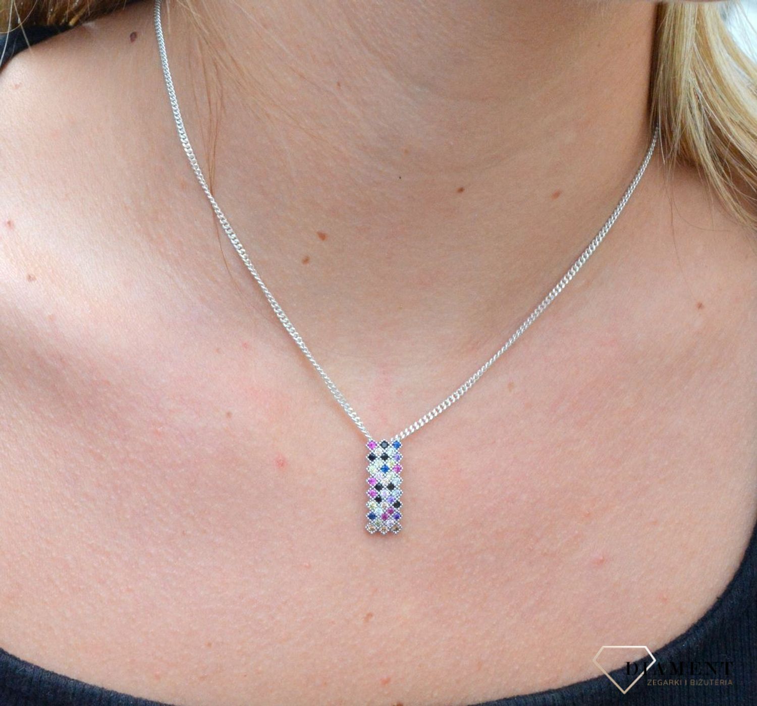 Zawieszka srebrna z kolorowymi cyrkoniami DIA-ZAW-6700-925. Zawieszka srebrna damska. Zawieszka prosta kolorowa. Zawieszka srebrna damska. Zawieszka wisiorek z cyrkoniami. Zawieszka idealna na prezent.jpg