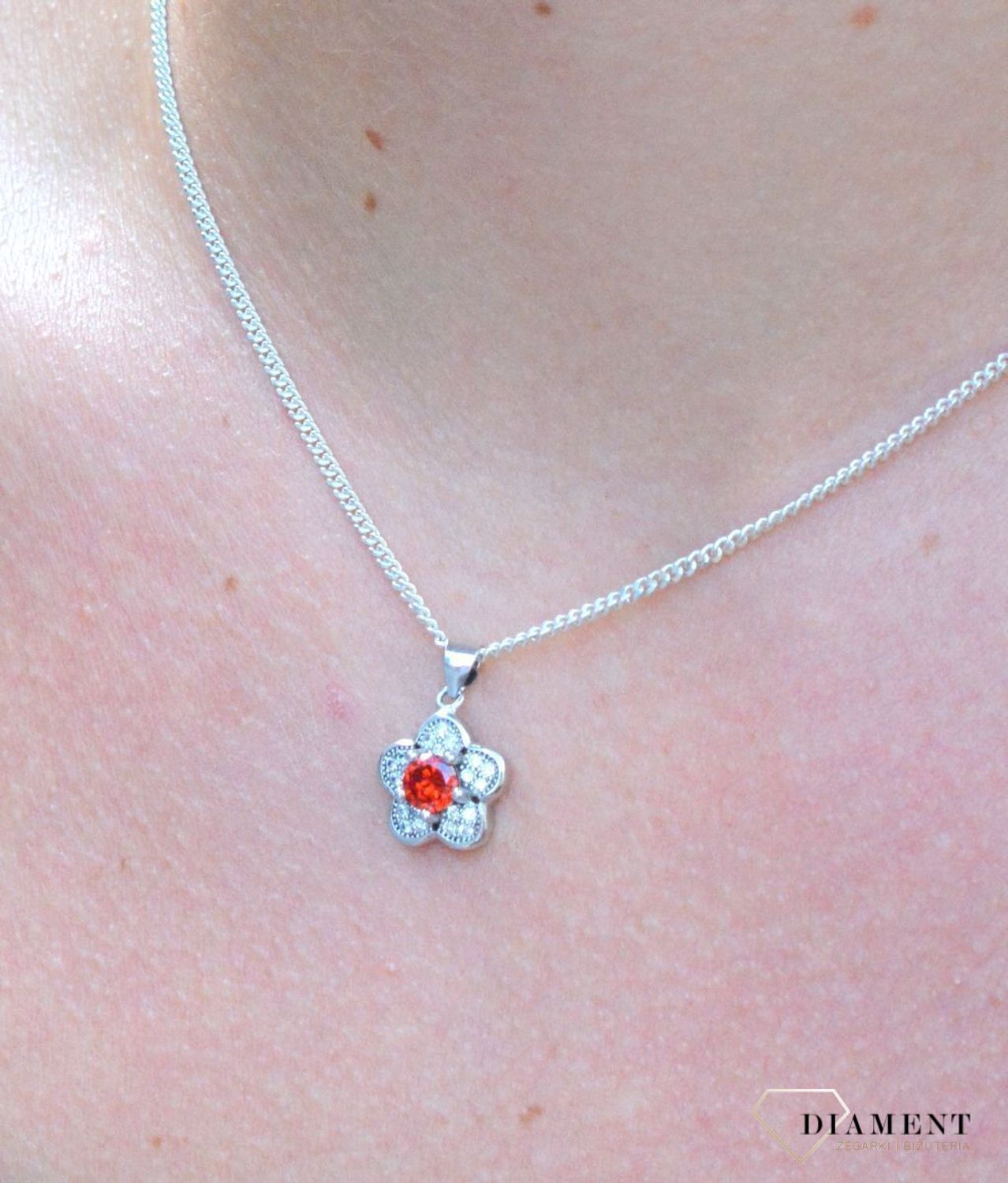 Zawieszka srebrna kwiatek z czerwoną cyrkonią  DIA-ZAW-6701-925. Zawieszka srebrna damska. Zawieszka srebrna z cyrkonią. Zawieszka srebrna kwiatek. Zawieszka idealna na co dzień. Idealny pomysł na prezent..jpg