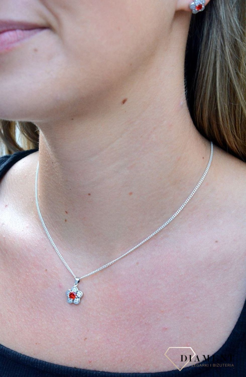 Zawieszka srebrna kwiatek z czerwoną cyrkonią  DIA-ZAW-6701-925. Zawieszka srebrna damska. Zawieszka srebrna z cyrkonią. Zawieszka srebrna kwiatek. Zawieszka idealna na co dzień. Idealny pomysł na prezent..jpg