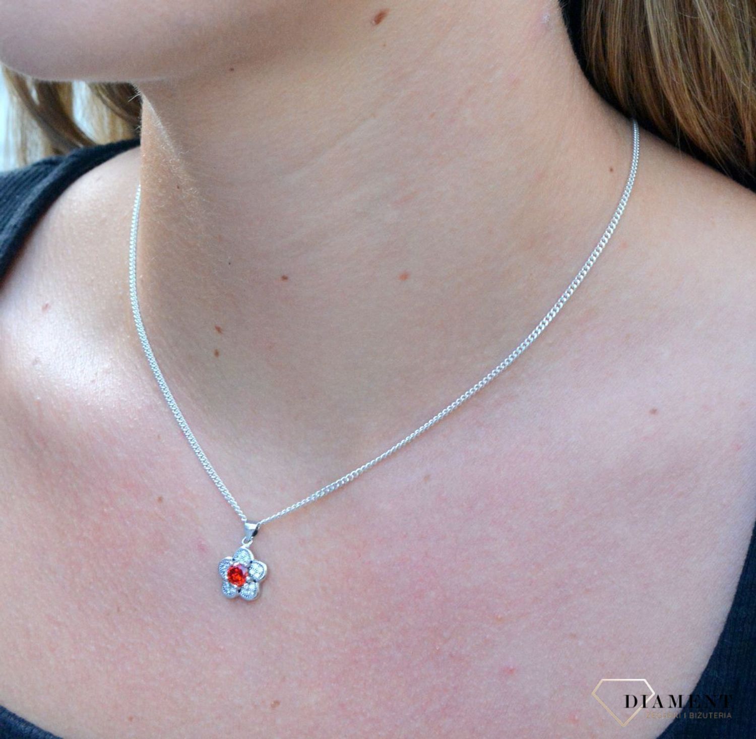 Zawieszka srebrna kwiatek z czerwoną cyrkonią  DIA-ZAW-6701-925. Zawieszka srebrna damska. Zawieszka srebrna z cyrkonią. Zawieszka srebrna kwiatek. Zawieszka idealna na co dzień. Idealny pomysł na prezent..jpg