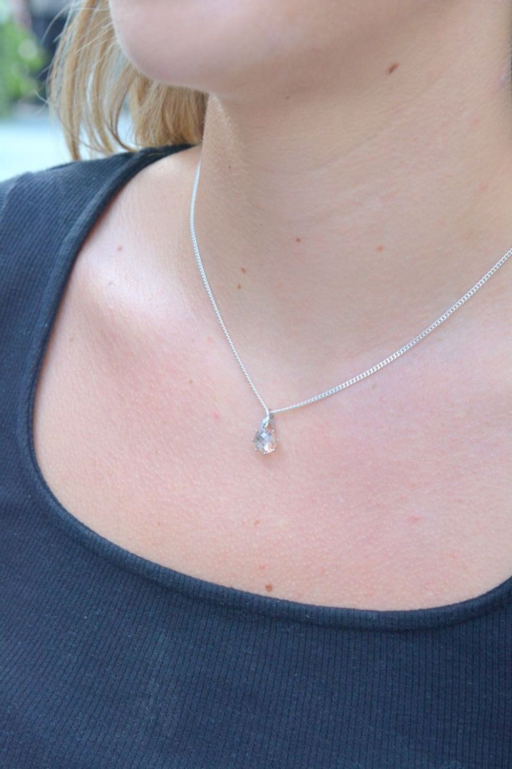 Zawieszka srebrna z okrągłą łososiową cyrkonią DIA-ZAW-6703-925. Zawieszka srebrna damska. Zawieszka okrągła z cyrkonią. Zawieszka srebrna damska. Zawieszka wisiorek z cyrkoniami. Zawieszka idealna na prezent.jpg