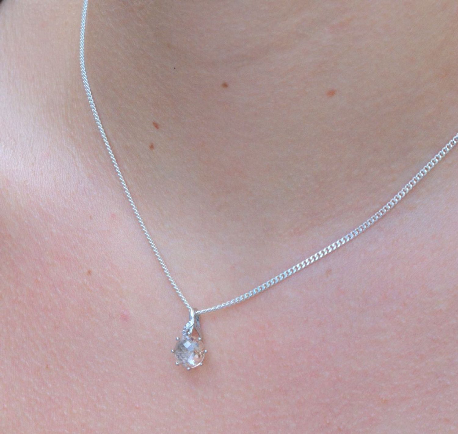 Zawieszka srebrna z okrągłą łososiową cyrkonią DIA-ZAW-6703-925. Zawieszka srebrna damska. Zawieszka okrągła z cyrkonią. Zawieszka srebrna damska. Zawieszka wisiorek z cyrkoniami. Zawieszka idealna na prezent.jpg