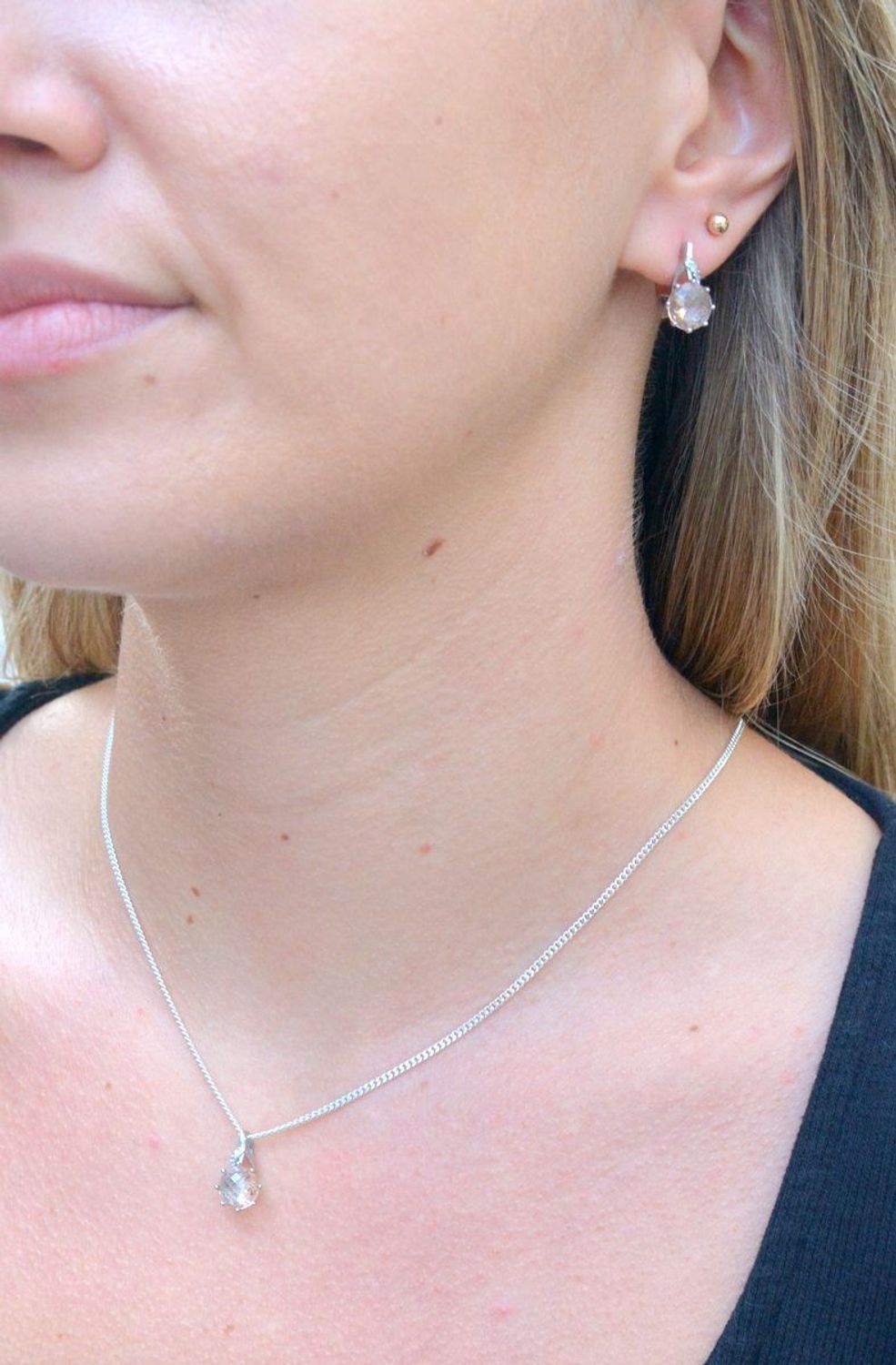 Zawieszka srebrna z okrągłą łososiową cyrkonią DIA-ZAW-6703-925. Zawieszka srebrna damska. Zawieszka okrągła z cyrkonią. Zawieszka srebrna damska. Zawieszka wisiorek z cyrkoniami. Zawieszka idealna na prezent.jpg