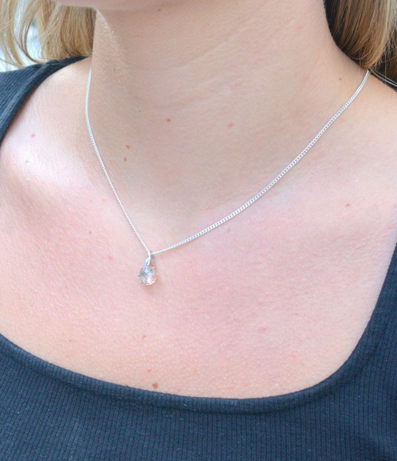 Zawieszka srebrna z okrągłą łososiową cyrkonią DIA-ZAW-6703-925. Zawieszka srebrna damska. Zawieszka okrągła z cyrkonią. Zawieszka srebrna damska. Zawieszka wisiorek z cyrkoniami. Zawieszka idealna na prezent.jpg