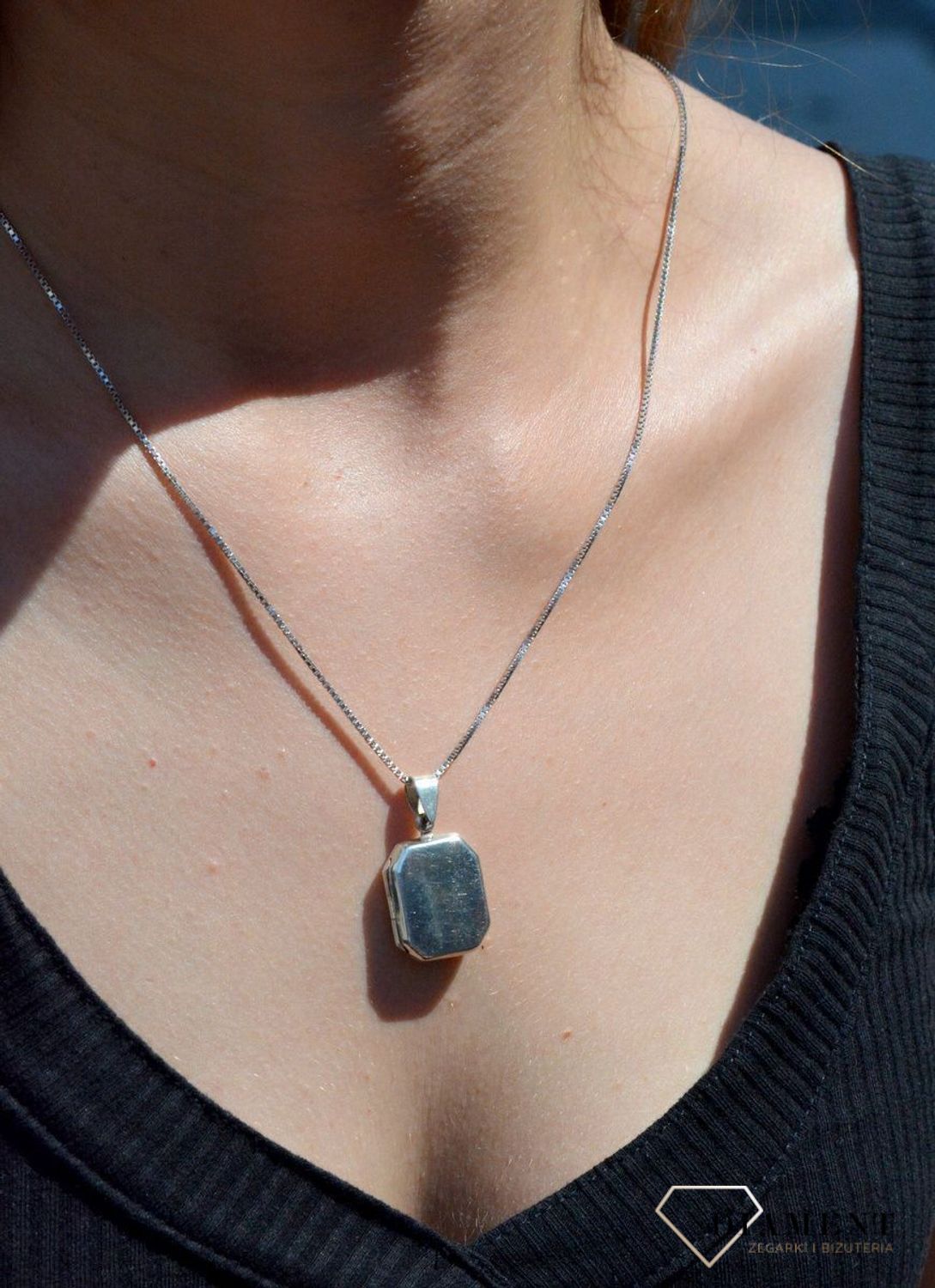 Zawieszka srebrna otwierana Puzderko z miejscem na zdjęcia DIA-ZAW-6705-925. Zawieszka srebrna damska. Puzderko srebrne. Otwierana zawieszka srebrna. Idealna zawieszka srebrna na prezent dla mamy, babci. Pamiątka na zdjęcia..jpg