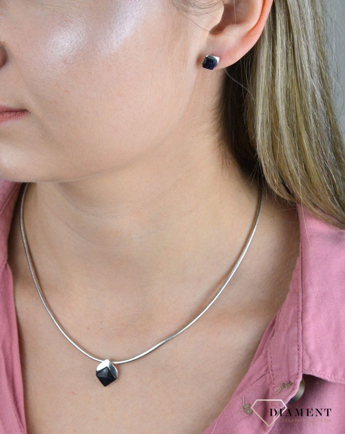 Srebrny wisiorek zawieszka Noc Kairu DIA-ZAW-6756-925. Srebrny wisiorek zawieszka Noc Kairu to propozycja od sklepu jubilerskiego Diament. Biżuteria dla osoby, która lubi lekkość i subtelność w swoich stylizacjach..jpg