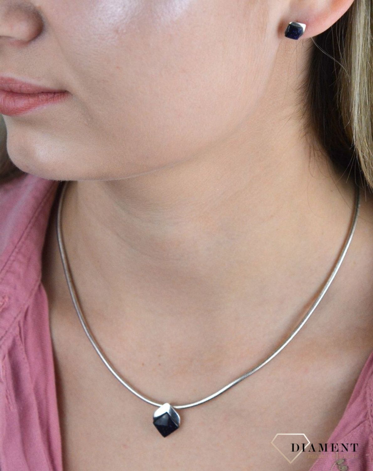 Srebrny wisiorek zawieszka Noc Kairu DIA-ZAW-6756-925. Srebrny wisiorek zawieszka Noc Kairu to propozycja od sklepu jubilerskiego Diament. Biżuteria dla osoby, która lubi lekkość i subtelność w swoich stylizacjach..jpg