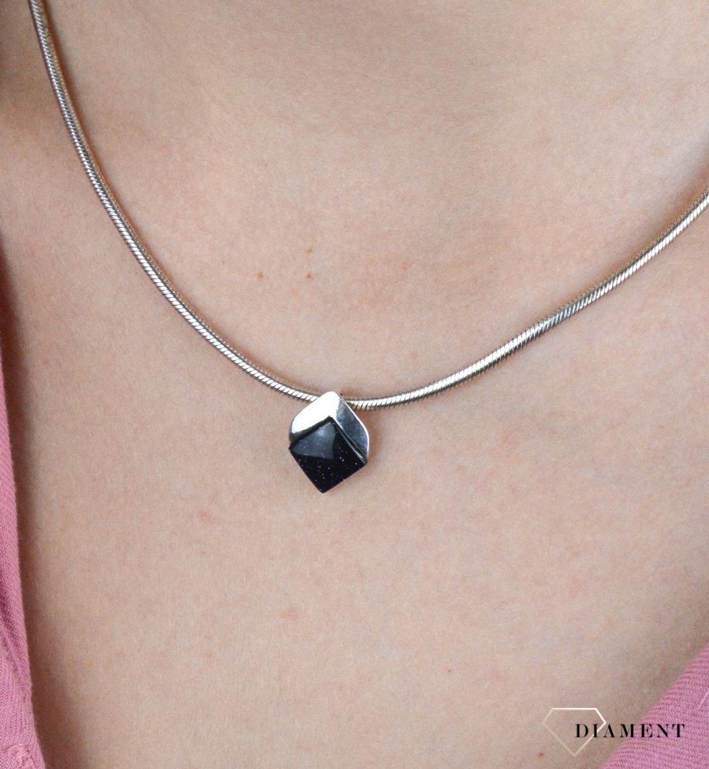 Srebrny wisiorek zawieszka Noc Kairu DIA-ZAW-6756-925. Srebrny wisiorek zawieszka Noc Kairu to propozycja od sklepu jubilerskiego Diament. Biżuteria dla osoby, która lubi lekkość i subtelność w swoich stylizacjach..jpg