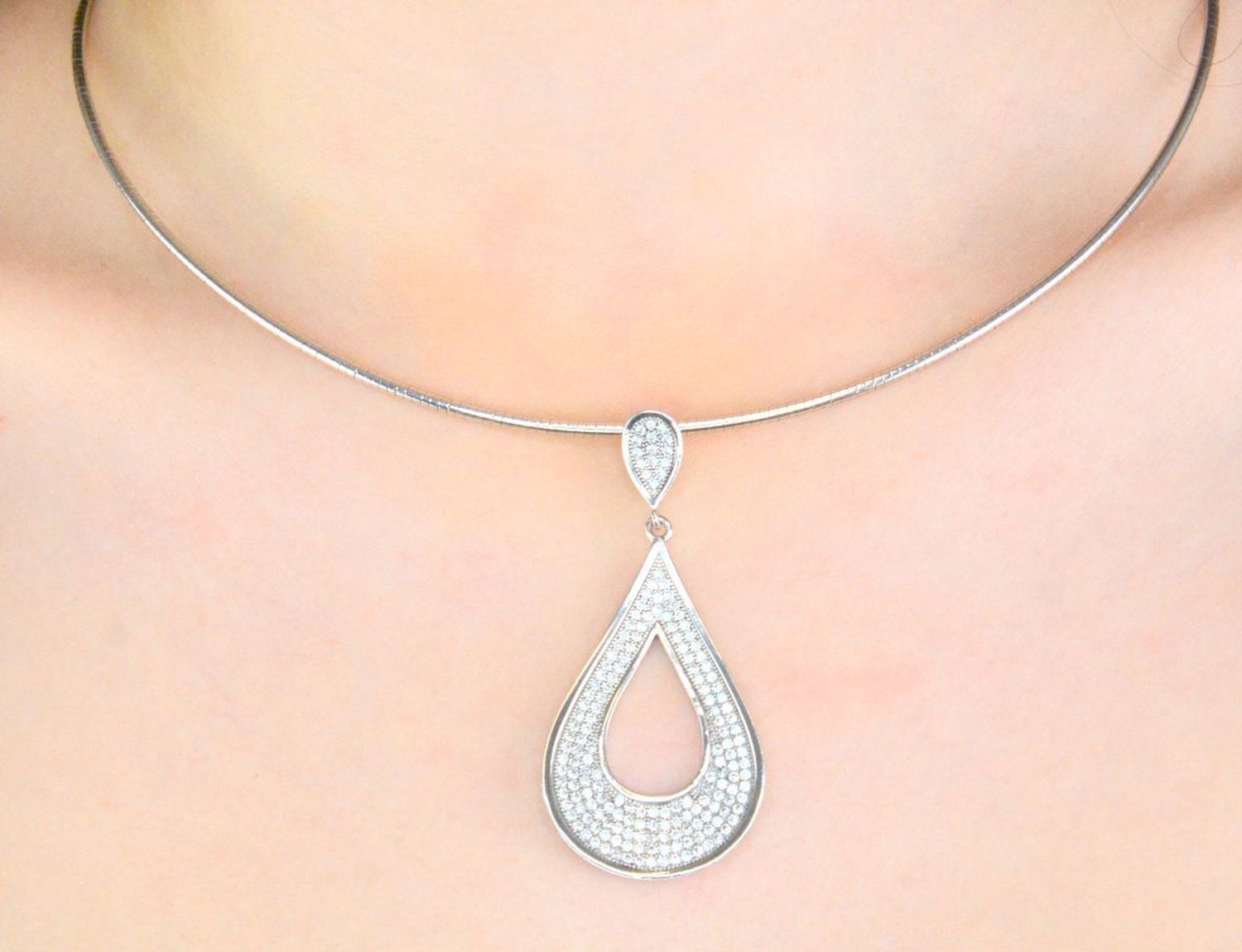 Srebrna zawieszka w formie łezki wysadzana cyrkoniami. Srebrna zawieszka wykonana z najwyższej jakości kruszcu próby 925. Zawieszka będzie pięknie mieniła się przy każdym ruchu podkreślając szyję..jpg