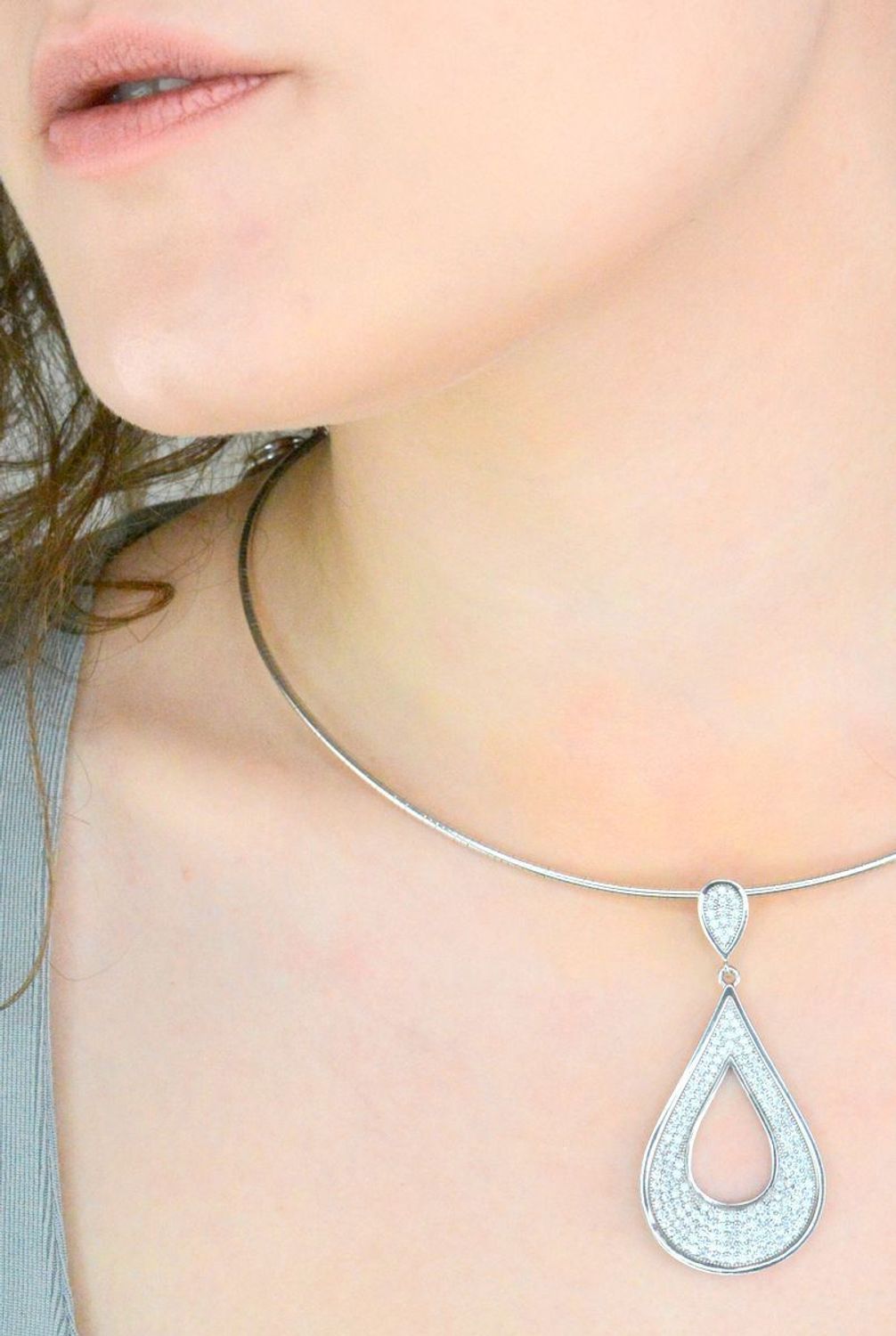 Srebrna zawieszka w formie łezki wysadzana cyrkoniami. Srebrna zawieszka wykonana z najwyższej jakości kruszcu próby 925. Zawieszka będzie pięknie mieniła się przy każdym ruchu podkreślając szyję..jpg