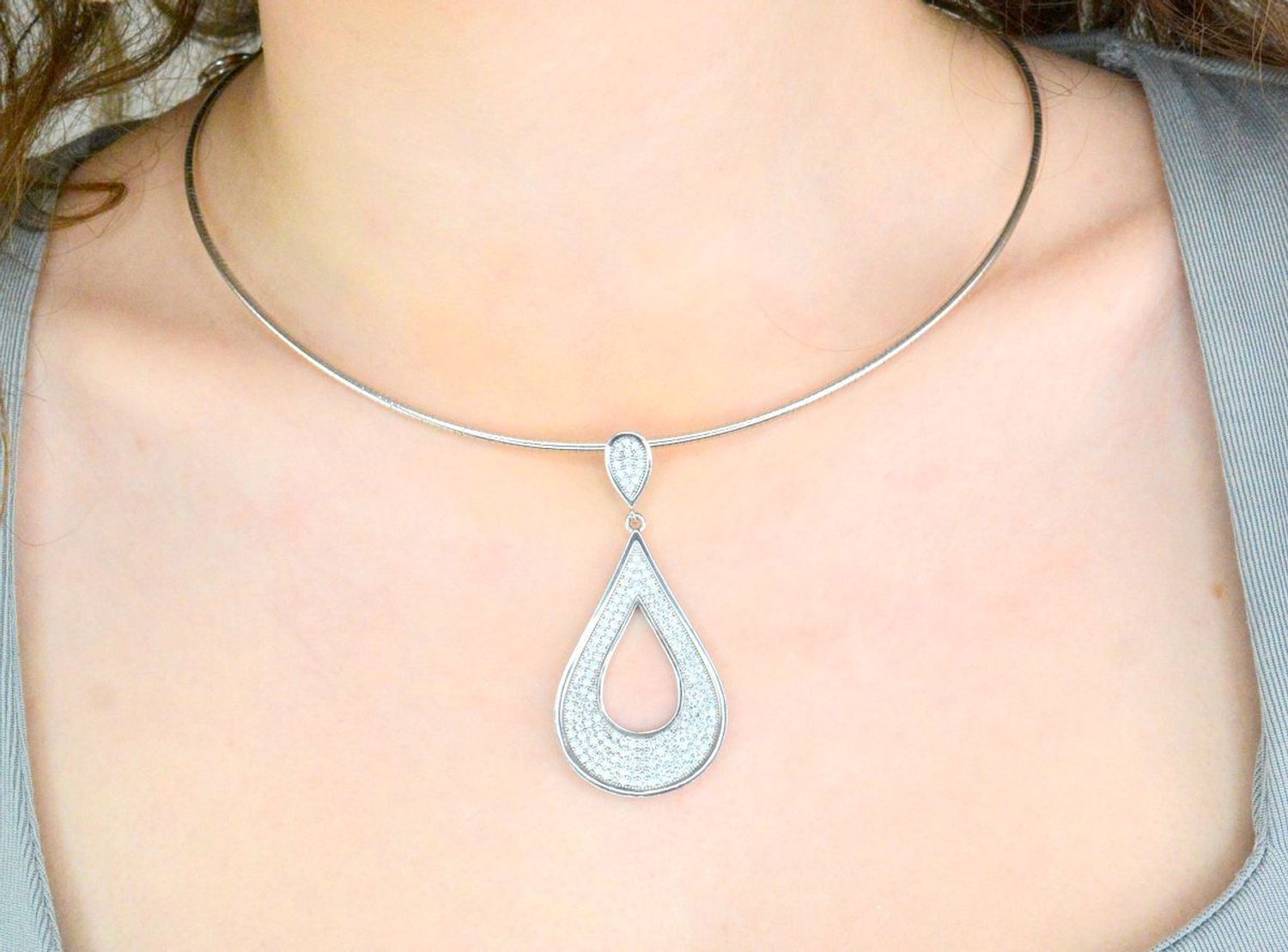Srebrna zawieszka w formie łezki wysadzana cyrkoniami. Srebrna zawieszka wykonana z najwyższej jakości kruszcu próby 925. Zawieszka będzie pięknie mieniła się przy każdym ruchu podkreślając szyję..jpg