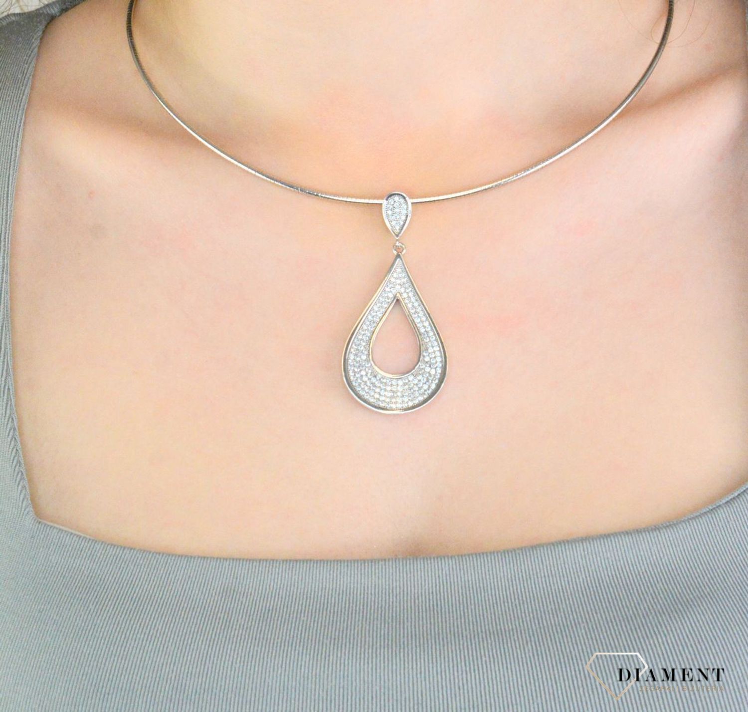 Srebrna zawieszka w formie łezki wysadzana cyrkoniami. Srebrna zawieszka wykonana z najwyższej jakości kruszcu próby 925. Zawieszka będzie pięknie mieniła się przy każdym ruchu podkreślając szyję..jpg