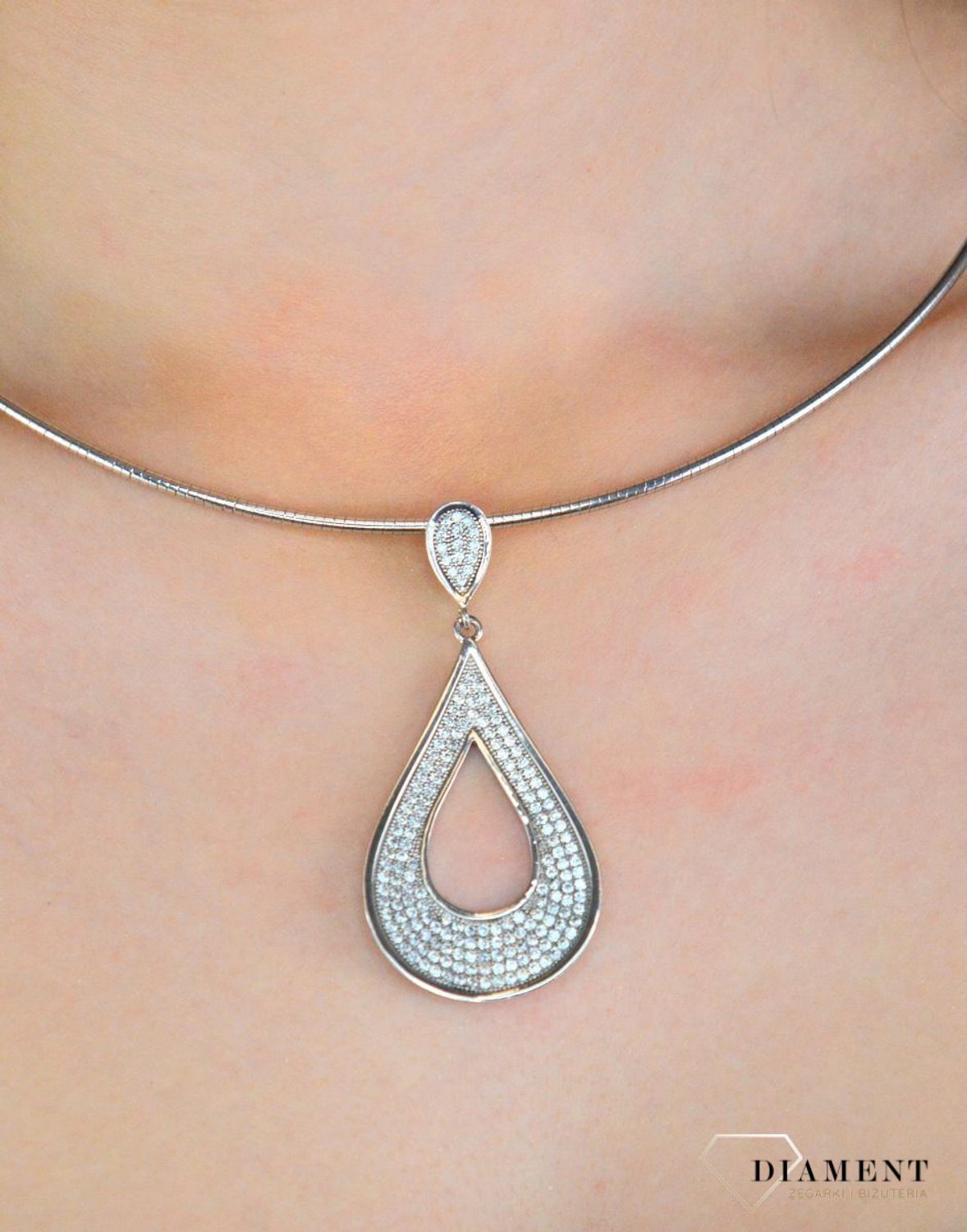 Srebrna zawieszka w formie łezki wysadzana cyrkoniami. Srebrna zawieszka wykonana z najwyższej jakości kruszcu próby 925. Zawieszka będzie pięknie mieniła się przy każdym ruchu podkreślając szyję..jpg