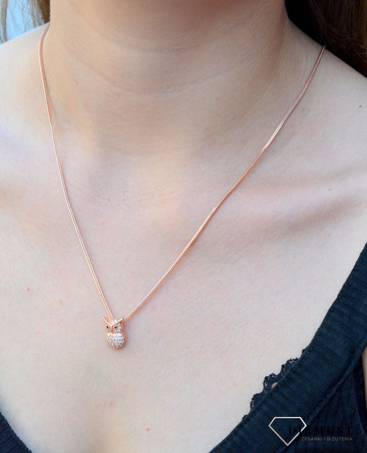 Zawieszka srebrna w kolorze różowego złota Urocza Sowa DIA-ZAW-6806-925. Zawieszka srebrna pozłacana. zawieszka srebrna sowa. Zawieszka srebrna z cyrkoniami. Zawieszka srebrna do każdego łańcuszka. Idealna zawieszka srebrna na.jpg