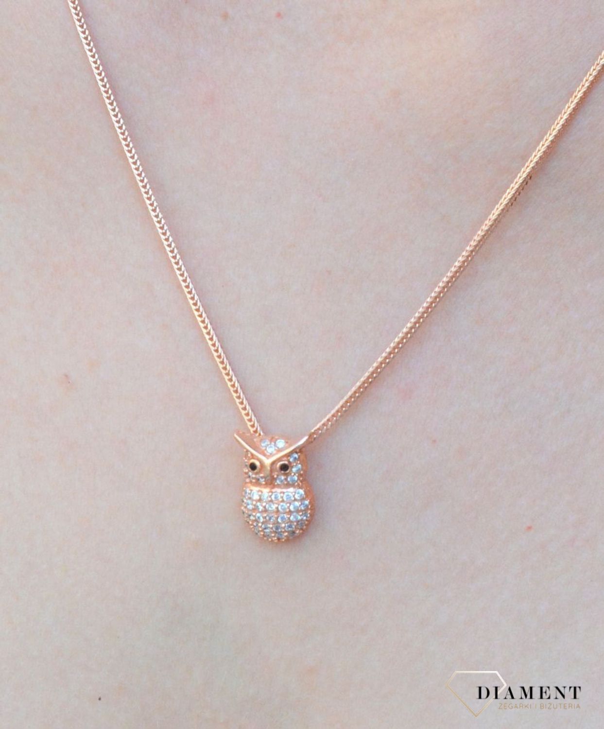 Zawieszka srebrna w kolorze różowego złota Urocza Sowa DIA-ZAW-6806-925. Zawieszka srebrna pozłacana. zawieszka srebrna sowa. Zawieszka srebrna z cyrkoniami. Zawieszka srebrna do każdego łańcuszka. Idealna zawieszka srebrna na.jpg
