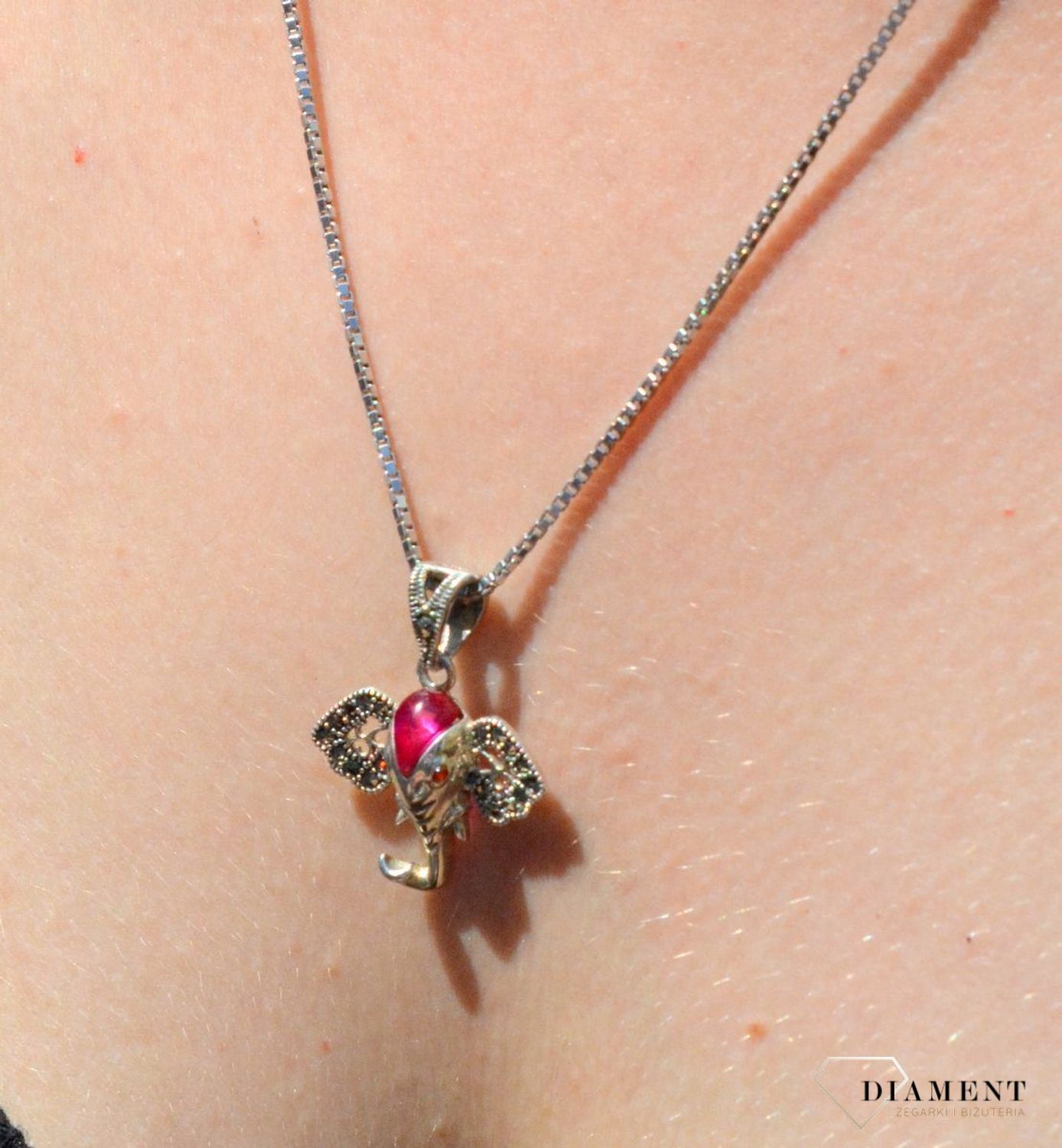 Zawieszka srebrna Słonik z markazytami DIA-ZAW-6807-925. Zawieszka srebrna z markazytami. zawieszka srebrna słonik. Zawieszka srebrna z cyrkoniami. Zawieszka srebrna do każdego łańcuszka. Idealna zawieszka srebrna na prezent..jpg