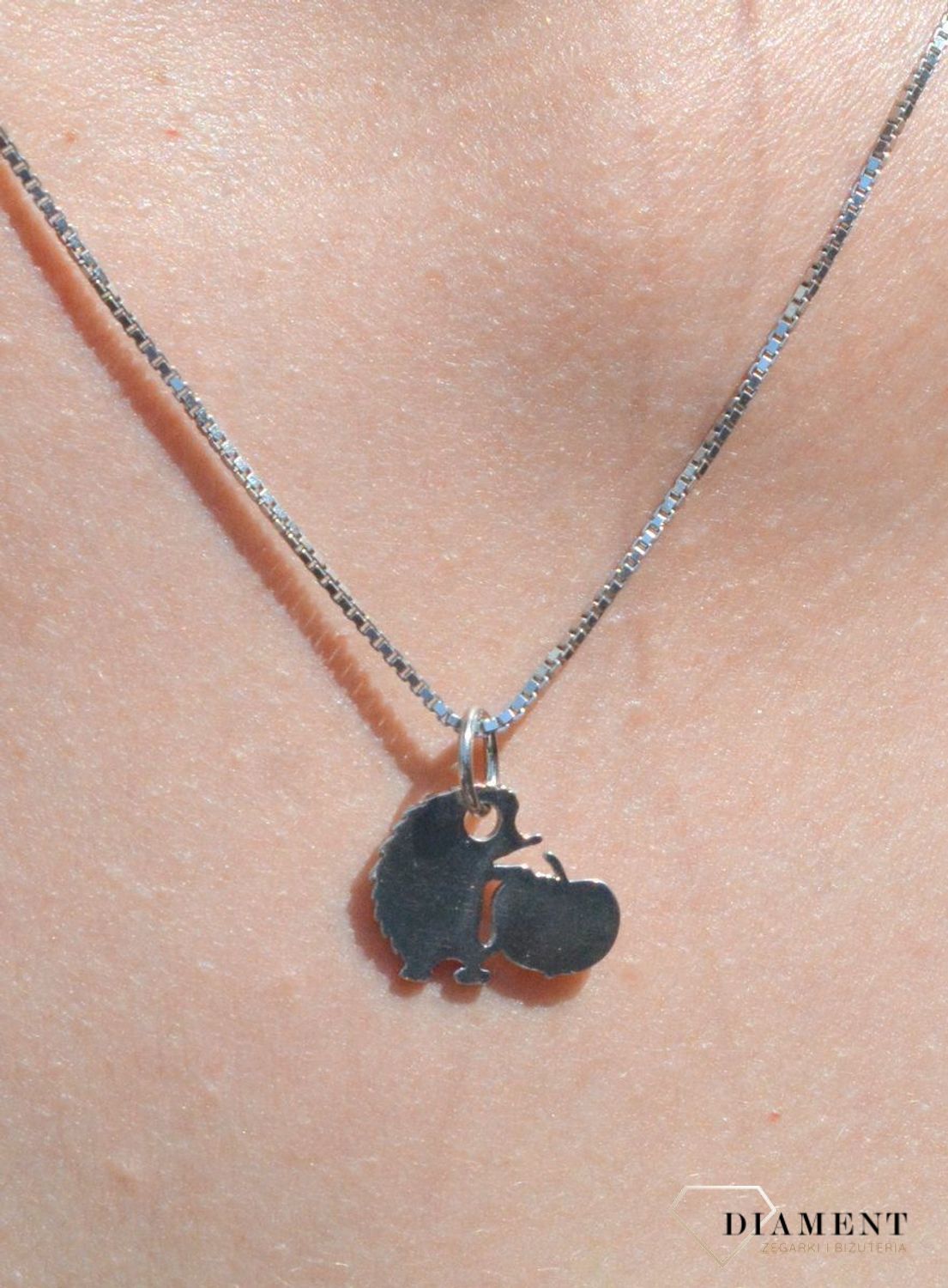 Srebrna zawieszka gładka jeżyk z jabłuszkiem DIA-ZAW-6808-925.  Zawieszka srebrna damska. zawieszka srebrna jeżyk Zawieszka srebrna blaszka. Zawieszka srebrna do każdego łańcuszka. Idealna zawieszka srebrna na prezent. Wisiore.jpg