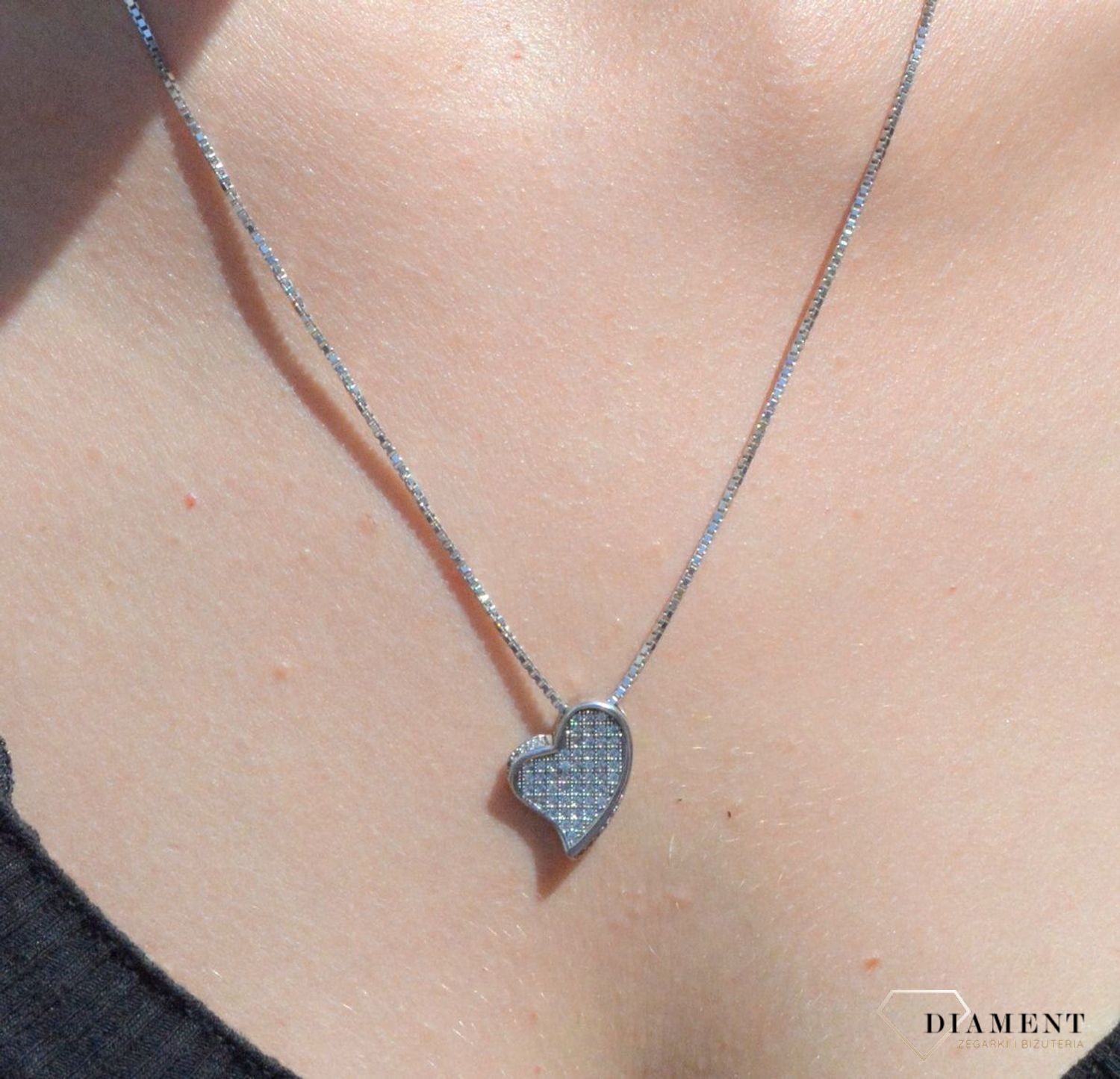 Zawieszka srebrne serce z cyrkoniami DIA-ZAW-6809-925. Zawieszka srebrna damska. zawieszka srebrna serce. Zawieszka srebrna z cyrkoniami. Zawieszka srebrna do każdego łańcuszka. Idealna zawieszka srebrna na prezent. Wisiorek d.jpg