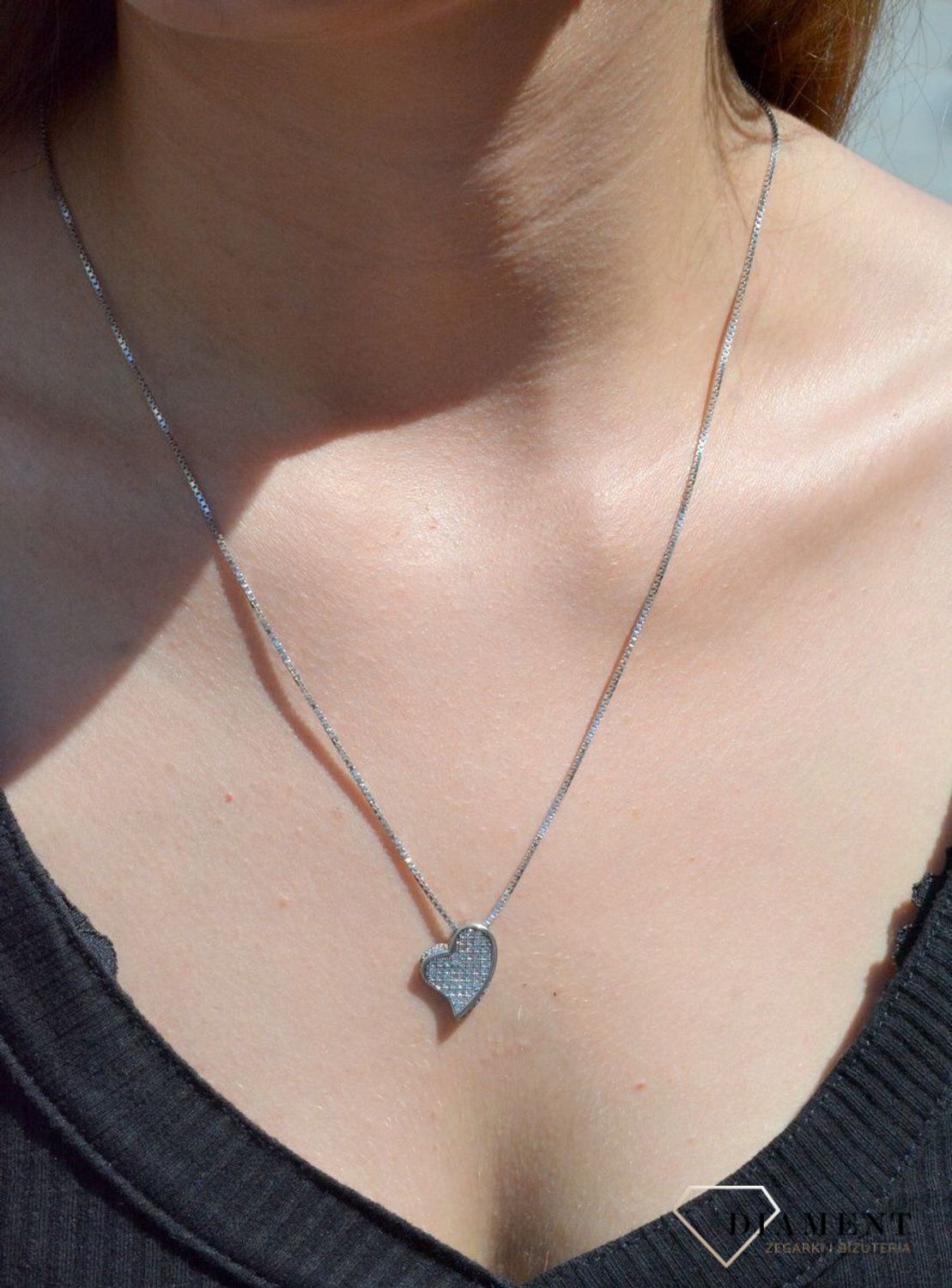 Zawieszka srebrne serce z cyrkoniami DIA-ZAW-6809-925. Zawieszka srebrna damska. zawieszka srebrna serce. Zawieszka srebrna z cyrkoniami. Zawieszka srebrna do każdego łańcuszka. Idealna zawieszka srebrna na prezent. Wisiorek d.jpg