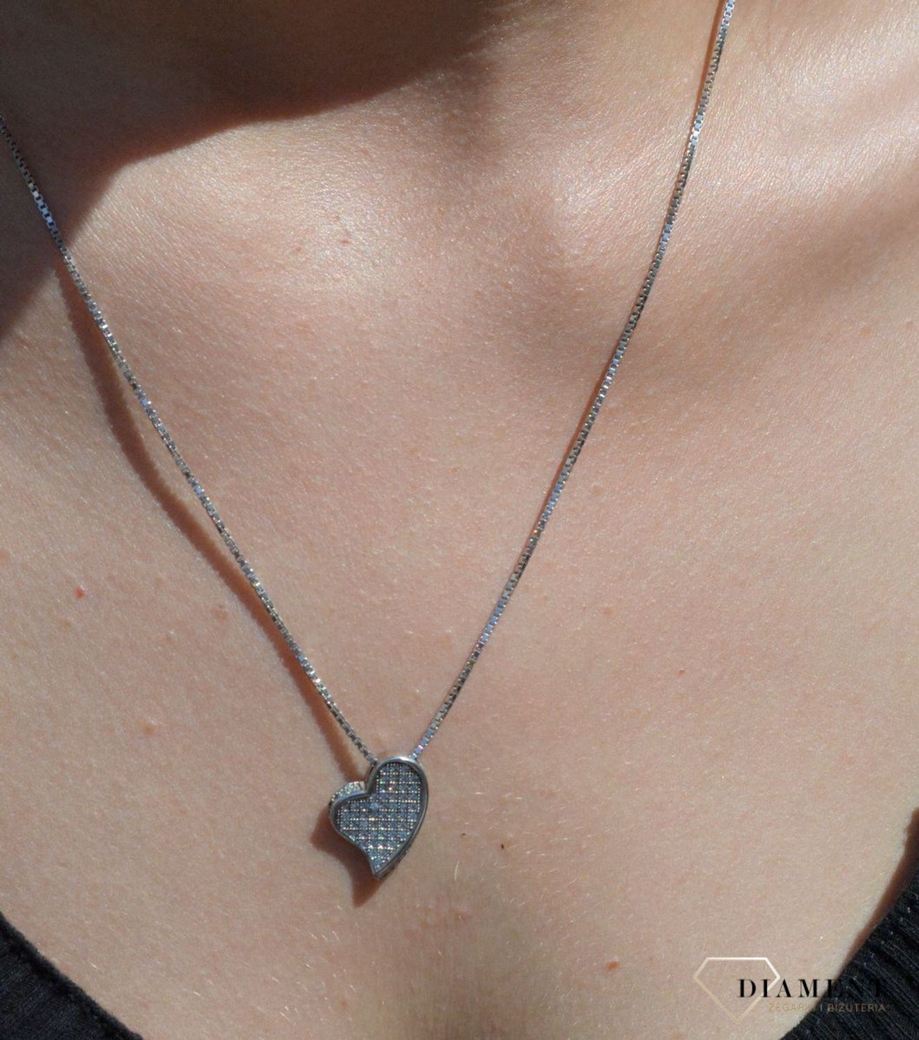 Zawieszka srebrne serce z cyrkoniami DIA-ZAW-6809-925. Zawieszka srebrna damska. zawieszka srebrna serce. Zawieszka srebrna z cyrkoniami. Zawieszka srebrna do każdego łańcuszka. Idealna zawieszka srebrna na prezent. Wisiorek d.jpg