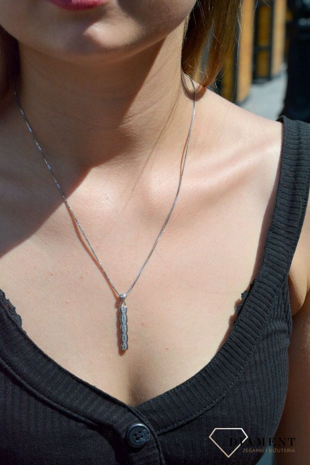 Zawieszka srebrna warkocz z cyrkoniami  DIA-ZAW-6810-925. Zawieszka srebrna damska. zawieszka srebrna warkocz. Zawieszka srebrna z cyrkoniami. Zawieszka srebrna do każdego łańcuszka. Idealna zawieszka srebrna na prezent..jpg