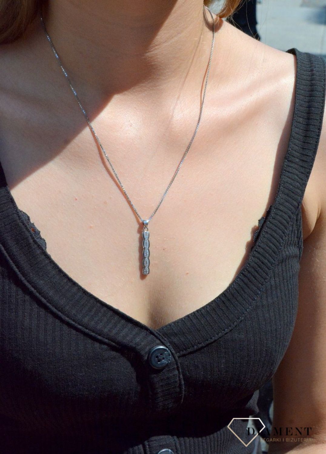 Zawieszka srebrna warkocz z cyrkoniami  DIA-ZAW-6810-925. Zawieszka srebrna damska. zawieszka srebrna warkocz. Zawieszka srebrna z cyrkoniami. Zawieszka srebrna do każdego łańcuszka. Idealna zawieszka srebrna na prezent..jpg