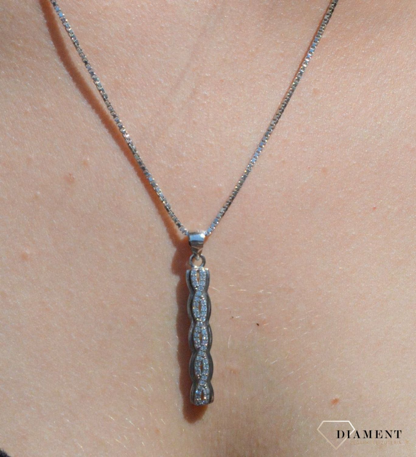 Zawieszka srebrna warkocz z cyrkoniami  DIA-ZAW-6810-925. Zawieszka srebrna damska. zawieszka srebrna warkocz. Zawieszka srebrna z cyrkoniami. Zawieszka srebrna do każdego łańcuszka. Idealna zawieszka srebrna na prezent..jpg