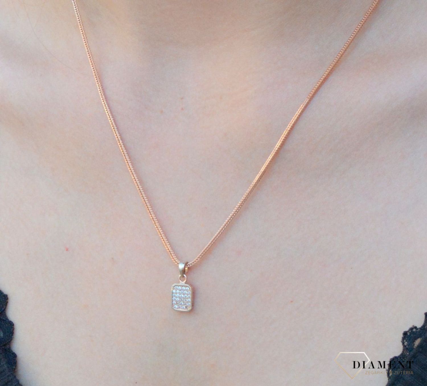 Zawieszka srebrna kwadratowa z cyrkoniami DIA-ZAW-6811-925. Zawieszka srebrna damska. zawieszka srebrna prostokątna. Zawieszka srebrna z cyrkoniami. Zawieszka srebrna do każdego łańcuszka. Idealna zawieszka srebrna na prezent..jpg