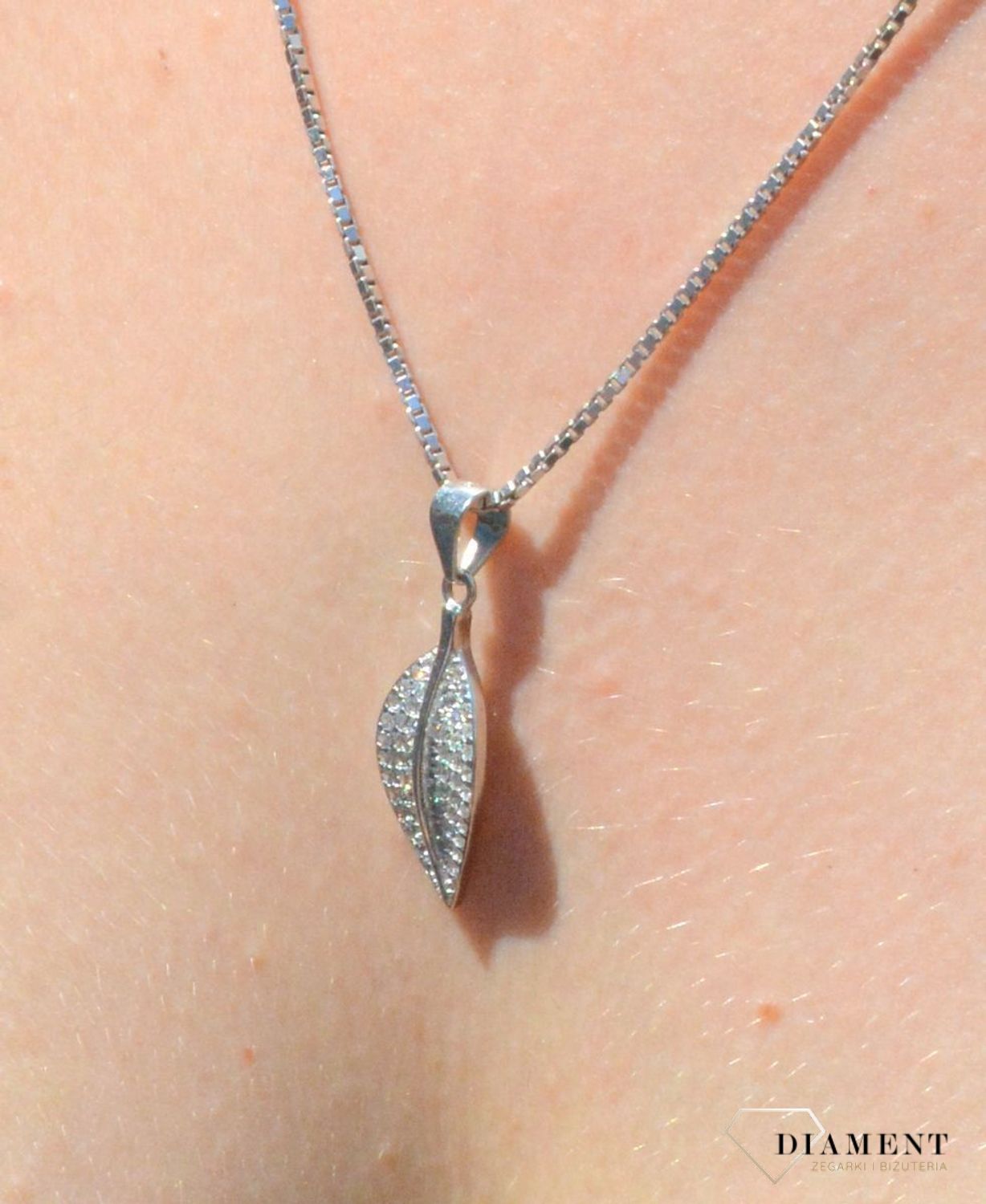 Zawieszka srebrna liść z cyrkoniami DIA-ZAW-6812-925. Zawieszka srebrna damska. zawieszka srebrna liść Zawieszka srebrna z cyrkoniami. Zawieszka srebrna do każdego łańcuszka. Idealna zawieszka srebrna na prezent. Wisiorek dams.jpg