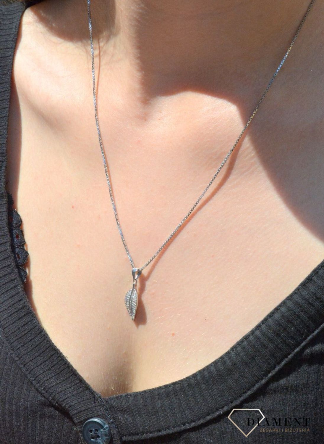 Zawieszka srebrna liść z cyrkoniami DIA-ZAW-6812-925. Zawieszka srebrna damska. zawieszka srebrna liść Zawieszka srebrna z cyrkoniami. Zawieszka srebrna do każdego łańcuszka. Idealna zawieszka srebrna na prezent. Wisiorek dams.jpg
