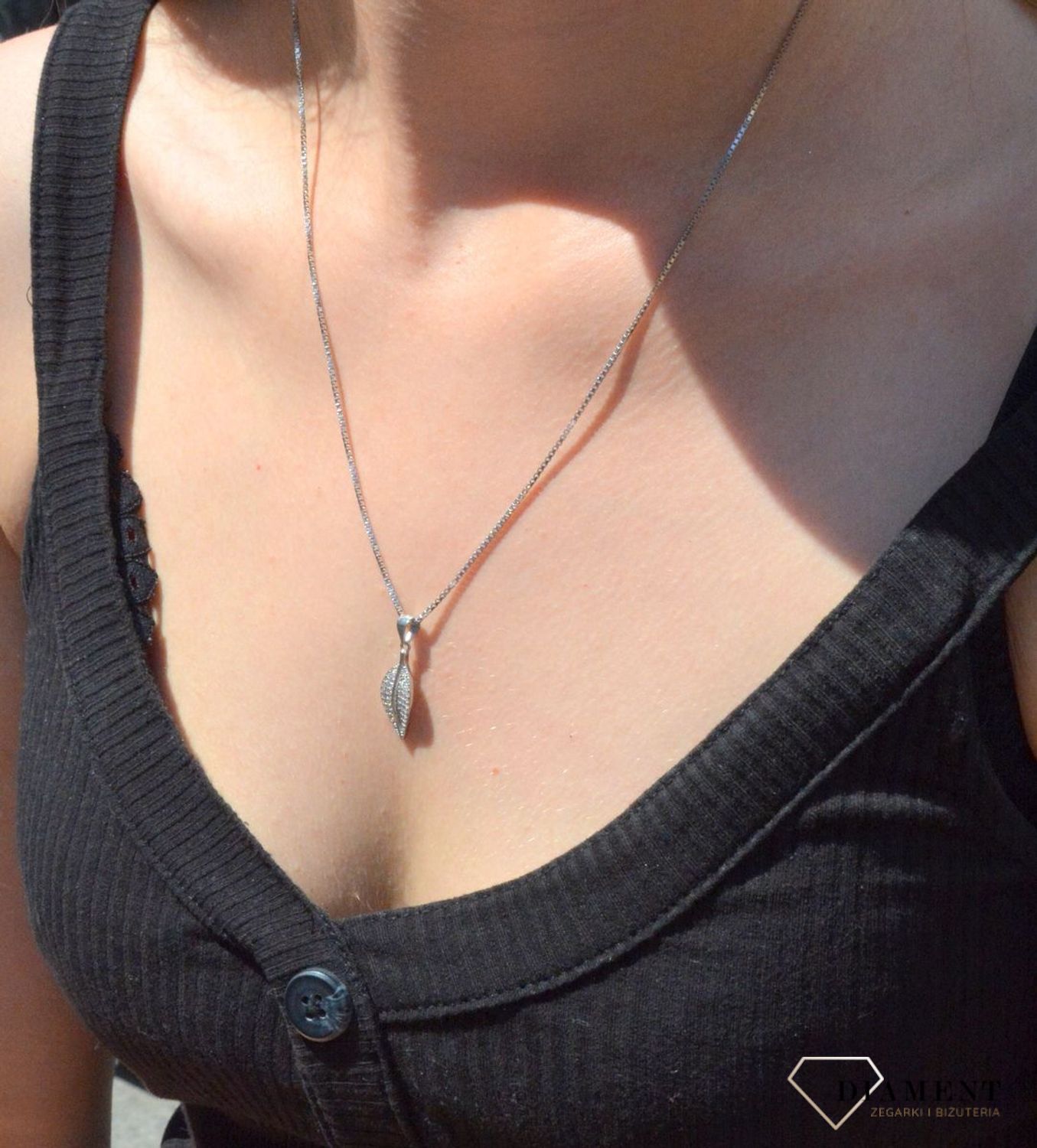Zawieszka srebrna liść z cyrkoniami DIA-ZAW-6812-925. Zawieszka srebrna damska. zawieszka srebrna liść Zawieszka srebrna z cyrkoniami. Zawieszka srebrna do każdego łańcuszka. Idealna zawieszka srebrna na prezent. Wisiorek dams.jpg