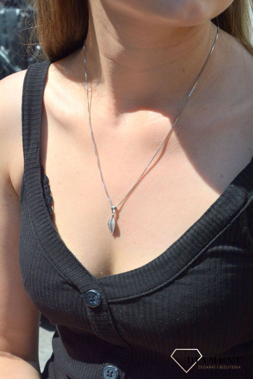 Zawieszka srebrna liść z cyrkoniami DIA-ZAW-6812-925. Zawieszka srebrna damska. zawieszka srebrna liść Zawieszka srebrna z cyrkoniami. Zawieszka srebrna do każdego łańcuszka. Idealna zawieszka srebrna na prezent. Wisiorek dams.jpg