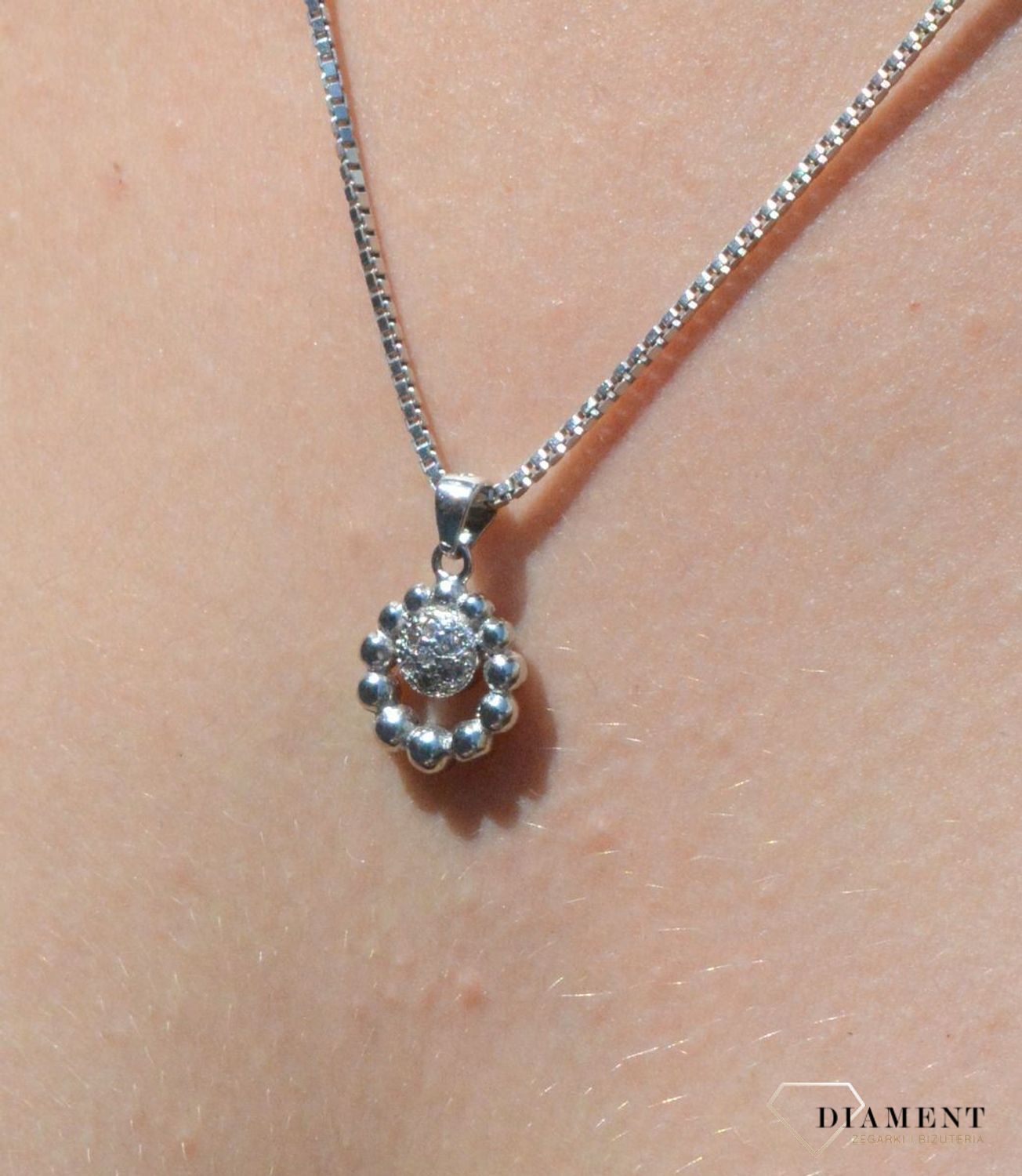 Zawieszka srebrna okrągłą z cyrkoniami DIA-ZAW-6813-925.  Zawieszka srebrna damska. zawieszka srebrna okrągła. Zawieszka srebrna z cyrkoniami. Zawieszka srebrna do każdego łańcuszka. Idealna zawieszka srebrna na prezent. Wisio.jpg