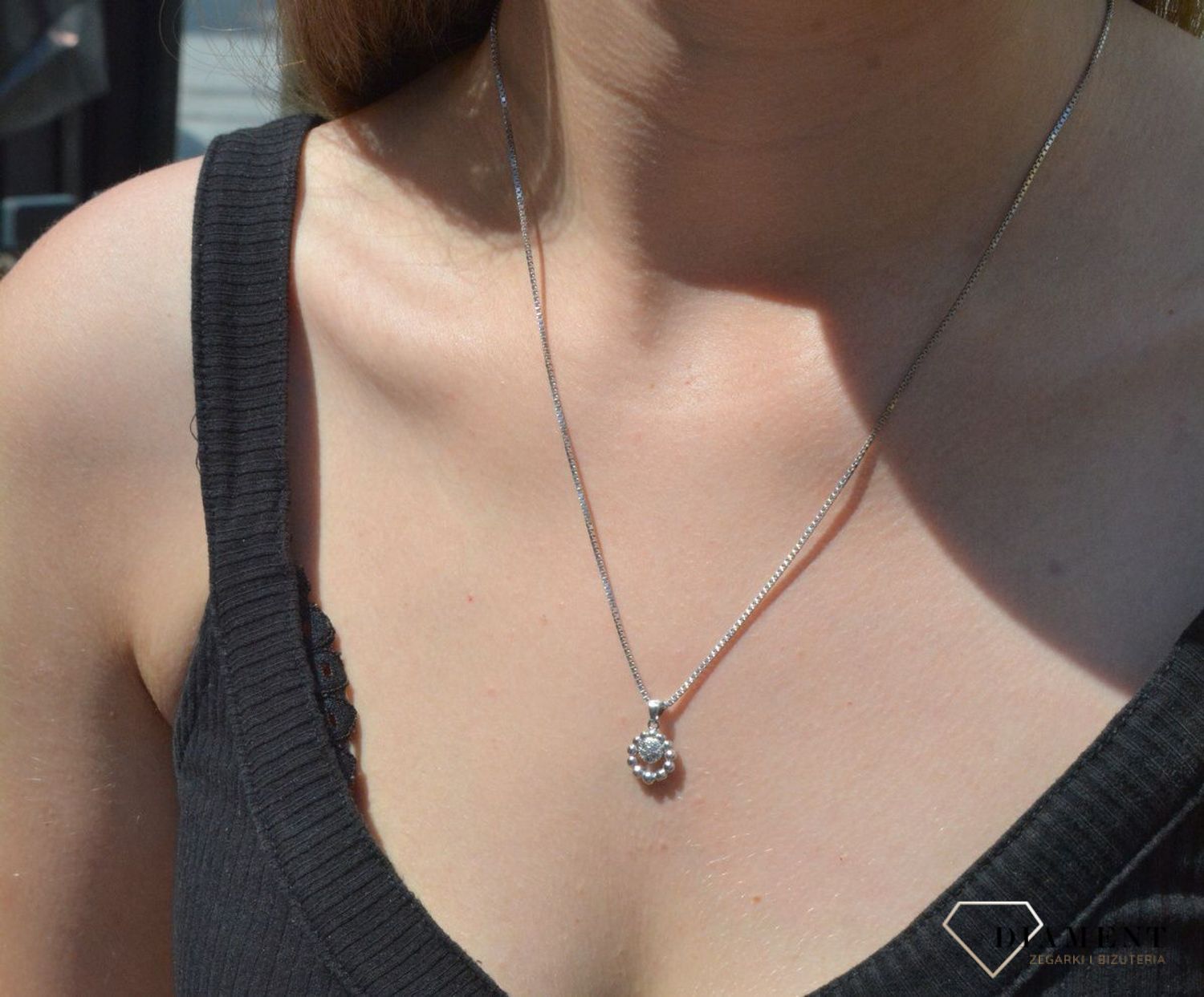 Zawieszka srebrna okrągłą z cyrkoniami DIA-ZAW-6813-925.  Zawieszka srebrna damska. zawieszka srebrna okrągła. Zawieszka srebrna z cyrkoniami. Zawieszka srebrna do każdego łańcuszka. Idealna zawieszka srebrna na prezent. Wisio.jpg