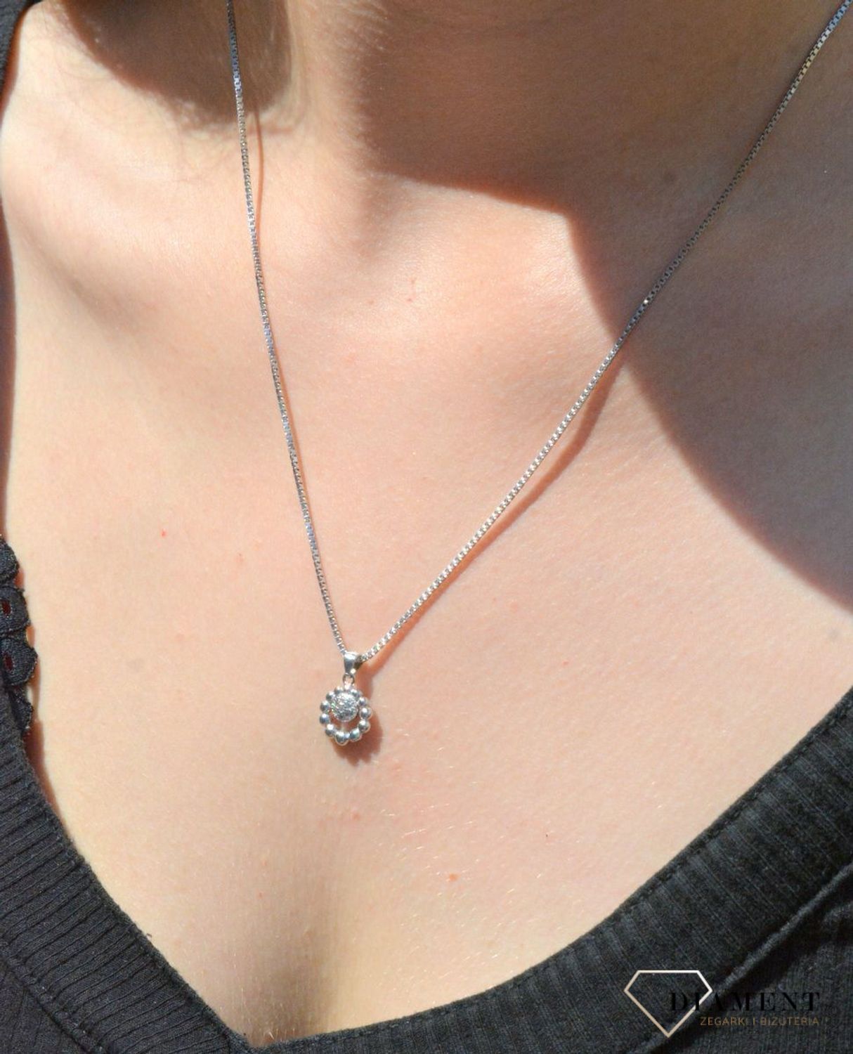 Zawieszka srebrna okrągłą z cyrkoniami DIA-ZAW-6813-925.  Zawieszka srebrna damska. zawieszka srebrna okrągła. Zawieszka srebrna z cyrkoniami. Zawieszka srebrna do każdego łańcuszka. Idealna zawieszka srebrna na prezent. Wisio.jpg