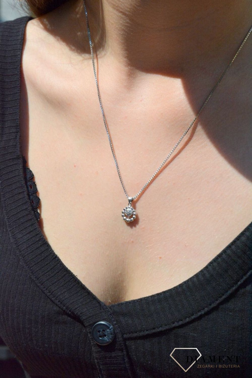 Zawieszka srebrna okrągłą z cyrkoniami DIA-ZAW-6813-925.  Zawieszka srebrna damska. zawieszka srebrna okrągła. Zawieszka srebrna z cyrkoniami. Zawieszka srebrna do każdego łańcuszka. Idealna zawieszka srebrna na prezent. Wisio.jpg