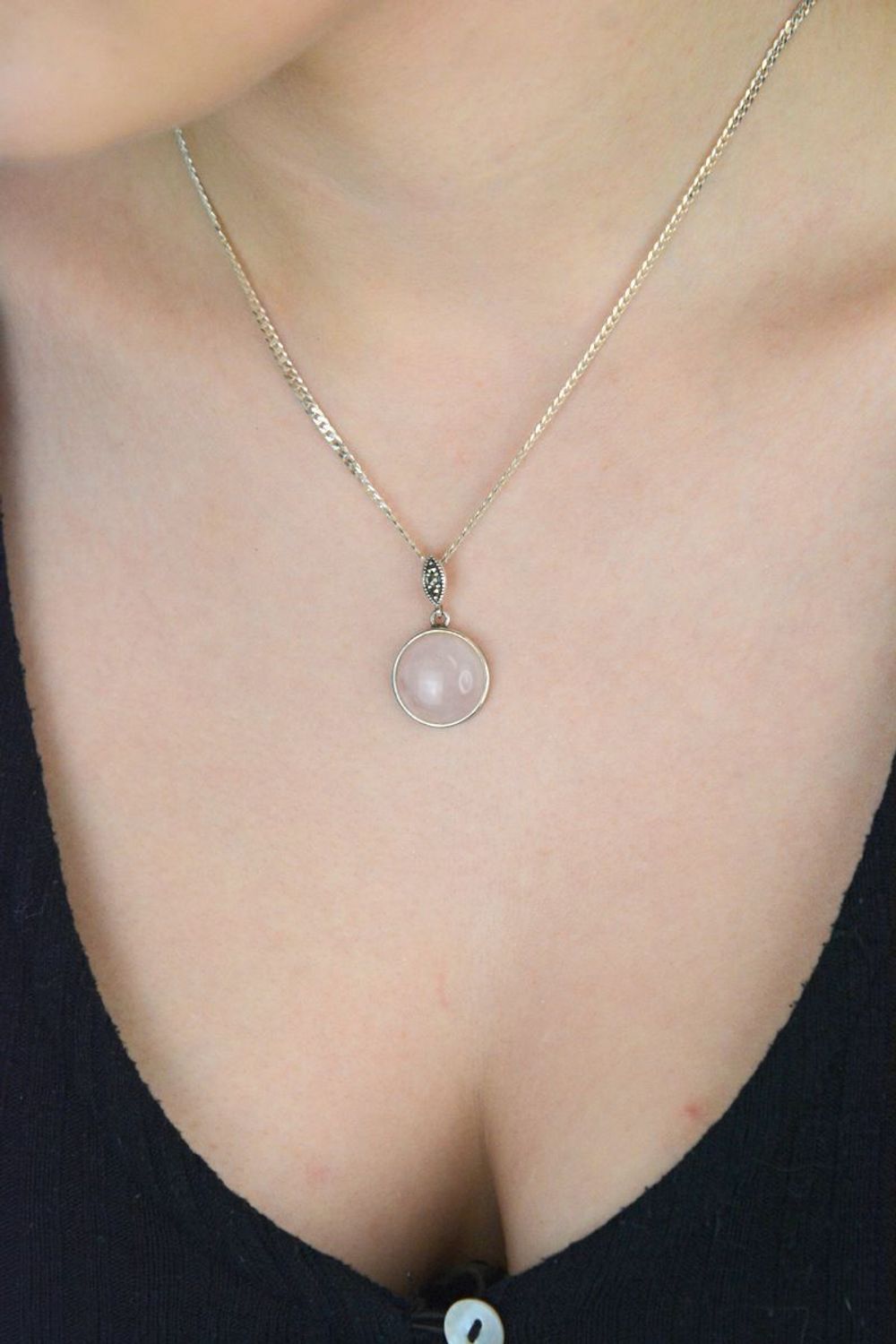 Zawieszka srebrna okrągła z markazytyem i kwarcem różowy DIA-ZAW-6814-925. Zawieszka srebrna damska. zawieszka srebrna z kamieniami. Zawieszka srebrna z markazytem i kwarcem. Zawieszka srebrna do każdego łańcuszka. Idealna zaw.jpg