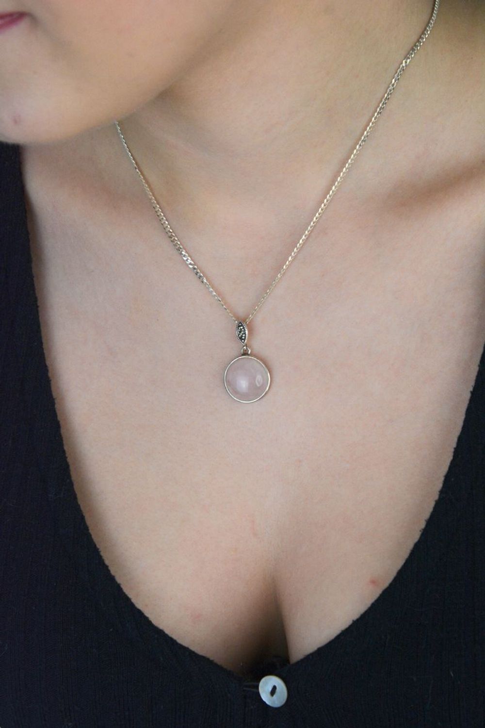 Zawieszka srebrna okrągła z markazytyem i kwarcem różowy DIA-ZAW-6814-925. Zawieszka srebrna damska. zawieszka srebrna z kamieniami. Zawieszka srebrna z markazytem i kwarcem. Zawieszka srebrna do każdego łańcuszka. Idealna zaw.jpg