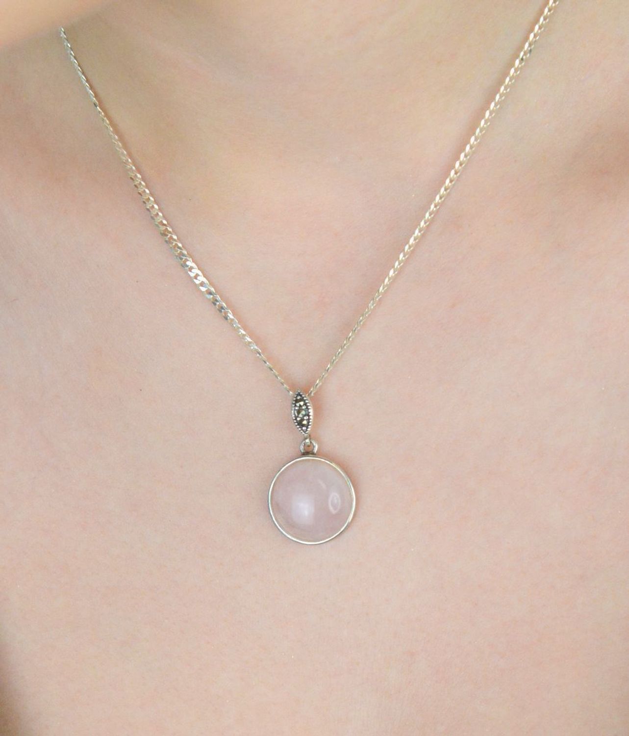 Zawieszka srebrna okrągła z markazytyem i kwarcem różowy DIA-ZAW-6814-925. Zawieszka srebrna damska. zawieszka srebrna z kamieniami. Zawieszka srebrna z markazytem i kwarcem. Zawieszka srebrna do każdego łańcuszka. Idealna zaw.jpg
