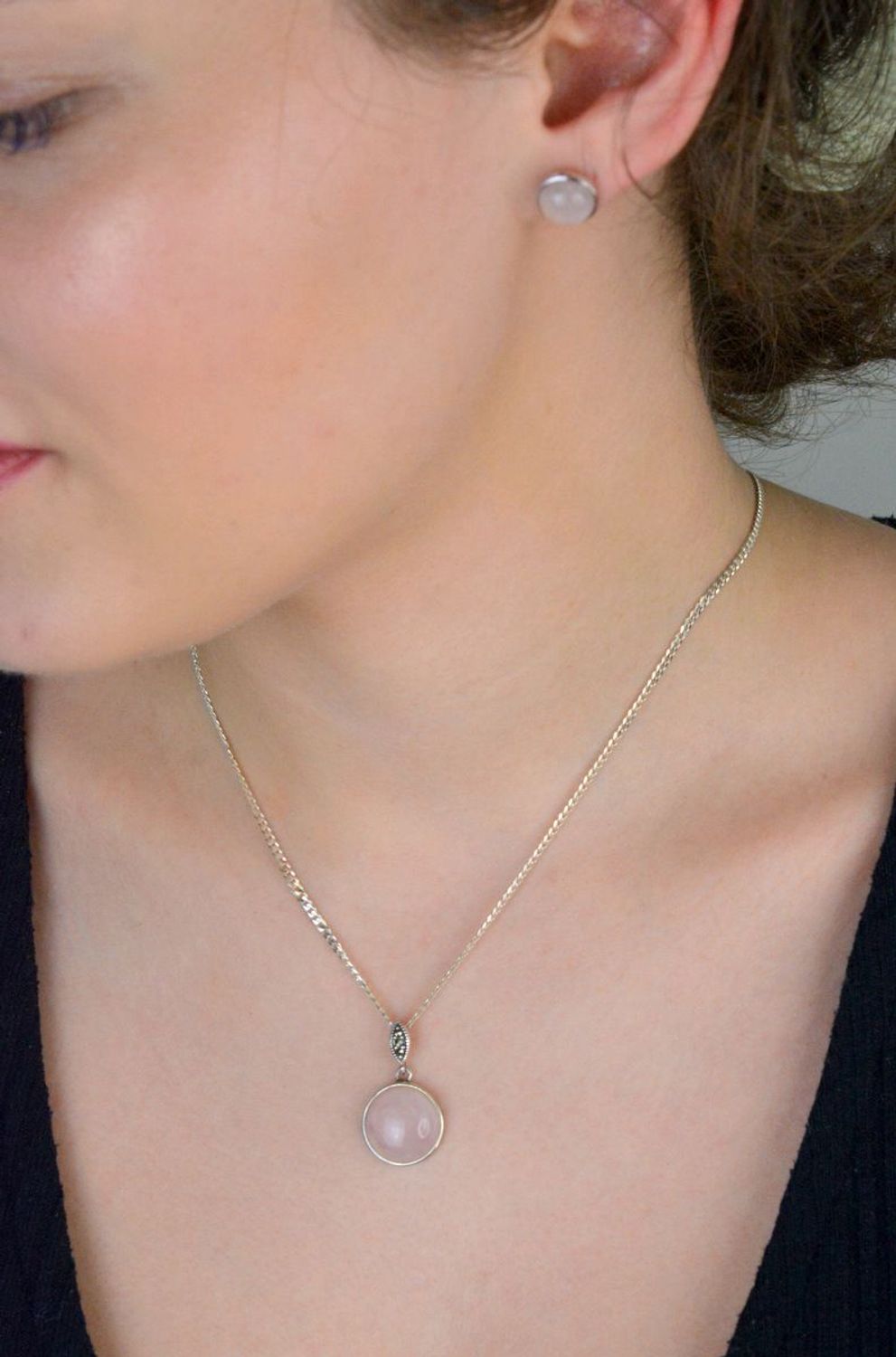 Zawieszka srebrna okrągła z markazytyem i kwarcem różowy DIA-ZAW-6814-925. Zawieszka srebrna damska. zawieszka srebrna z kamieniami. Zawieszka srebrna z markazytem i kwarcem. Zawieszka srebrna do każdego łańcuszka. Idealna zaw.jpg