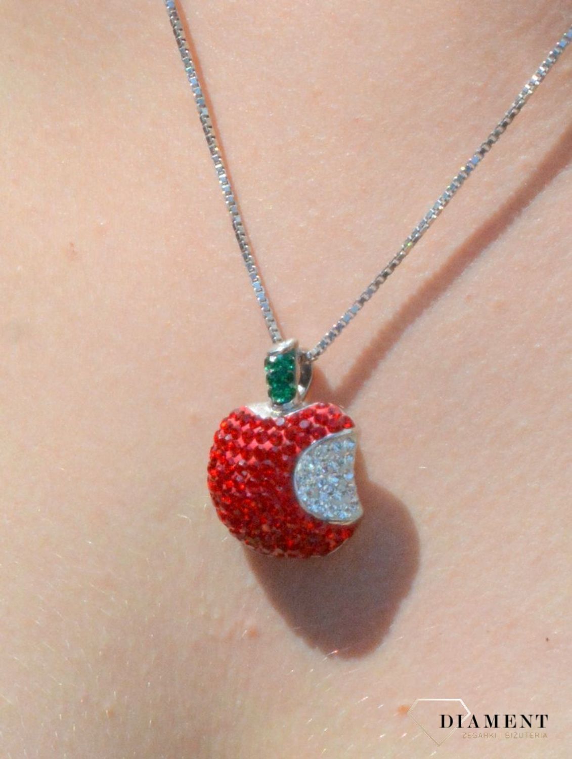 Zawieszka srebrna jabłuszko wypukłe w cyrkoniach  DIA-ZAW-6815-925. Zawieszka srebrna damska. zawieszka srebrna jabłko. Zawieszka srebrna z cyrkoniami. Zawieszka srebrna do każdego łańcuszka. Idealna zawieszka srebrna na preze.jpg