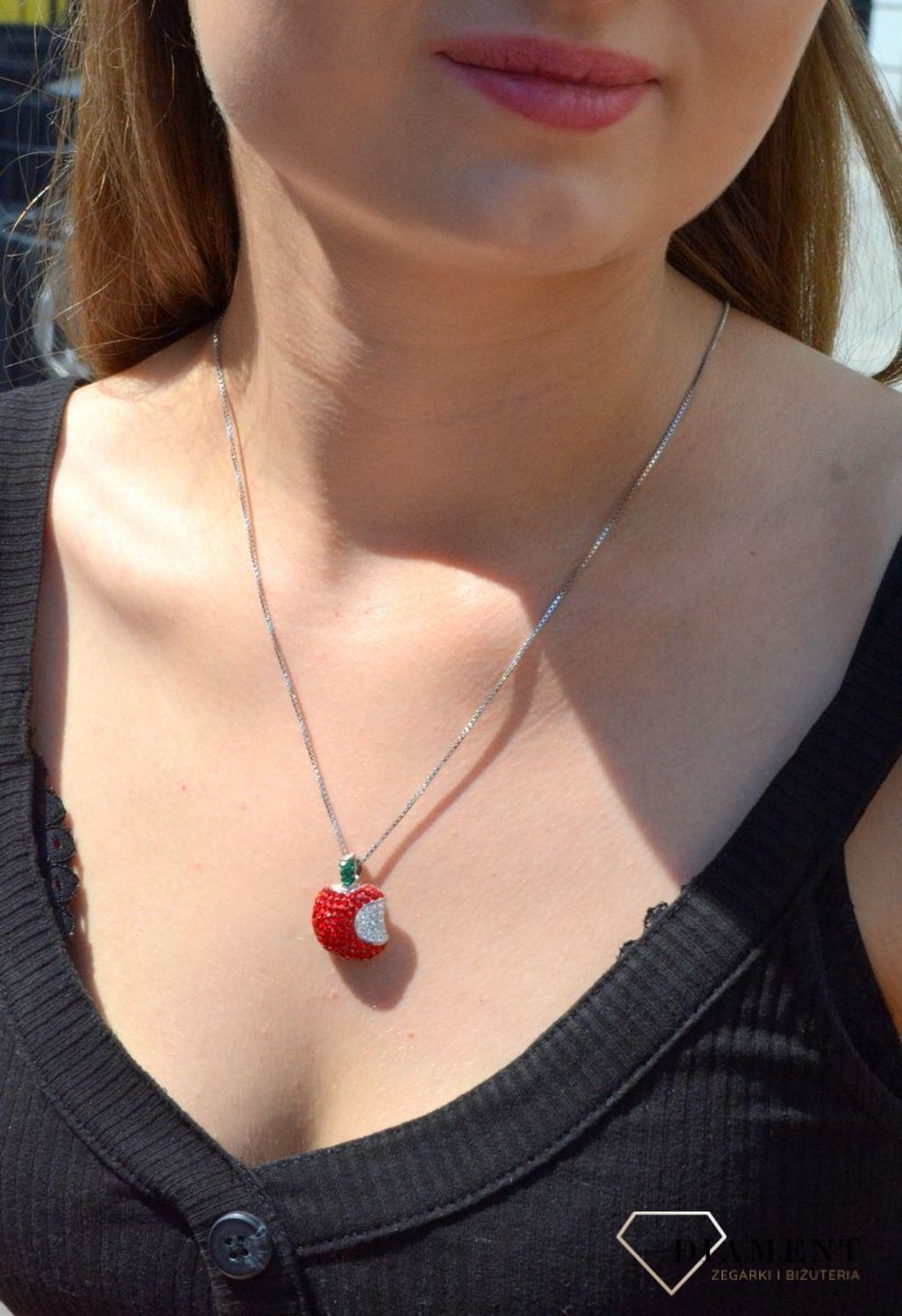 Zawieszka srebrna jabłuszko wypukłe w cyrkoniach  DIA-ZAW-6815-925. Zawieszka srebrna damska. zawieszka srebrna jabłko. Zawieszka srebrna z cyrkoniami. Zawieszka srebrna do każdego łańcuszka. Idealna zawieszka srebrna na preze.jpg