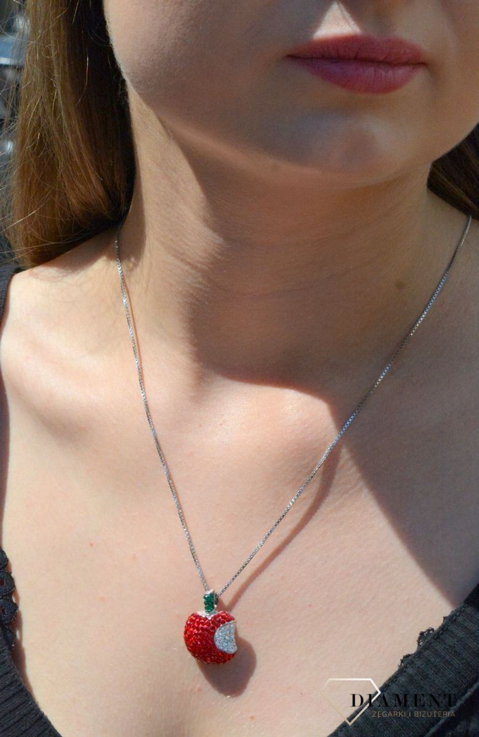 Zawieszka srebrna jabłuszko wypukłe w cyrkoniach  DIA-ZAW-6815-925. Zawieszka srebrna damska. zawieszka srebrna jabłko. Zawieszka srebrna z cyrkoniami. Zawieszka srebrna do każdego łańcuszka. Idealna zawieszka srebrna na preze.jpg