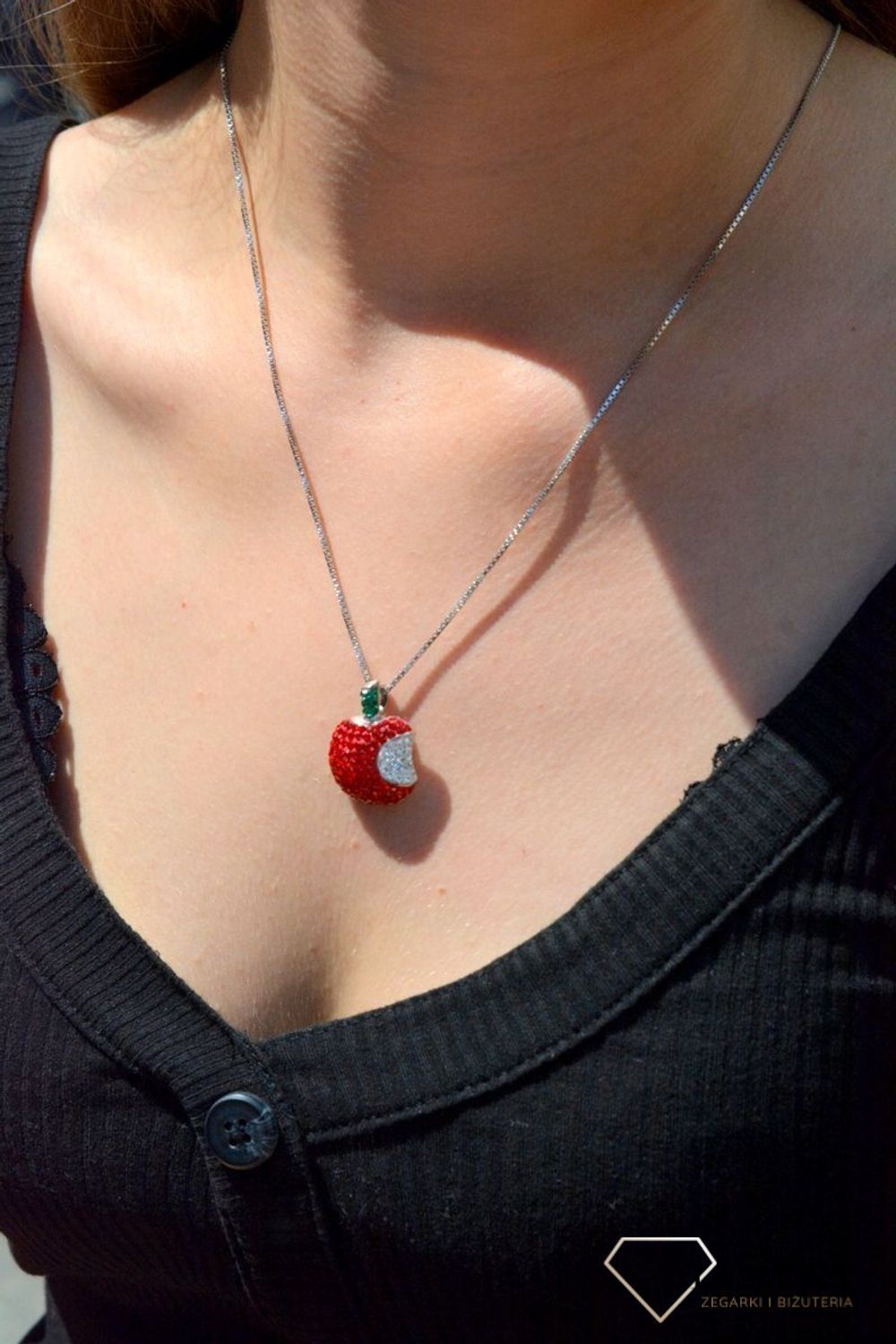 Zawieszka srebrna jabłuszko wypukłe w cyrkoniach  DIA-ZAW-6815-925. Zawieszka srebrna damska. zawieszka srebrna jabłko. Zawieszka srebrna z cyrkoniami. Zawieszka srebrna do każdego łańcuszka. Idealna zawieszka srebrna na preze.jpg