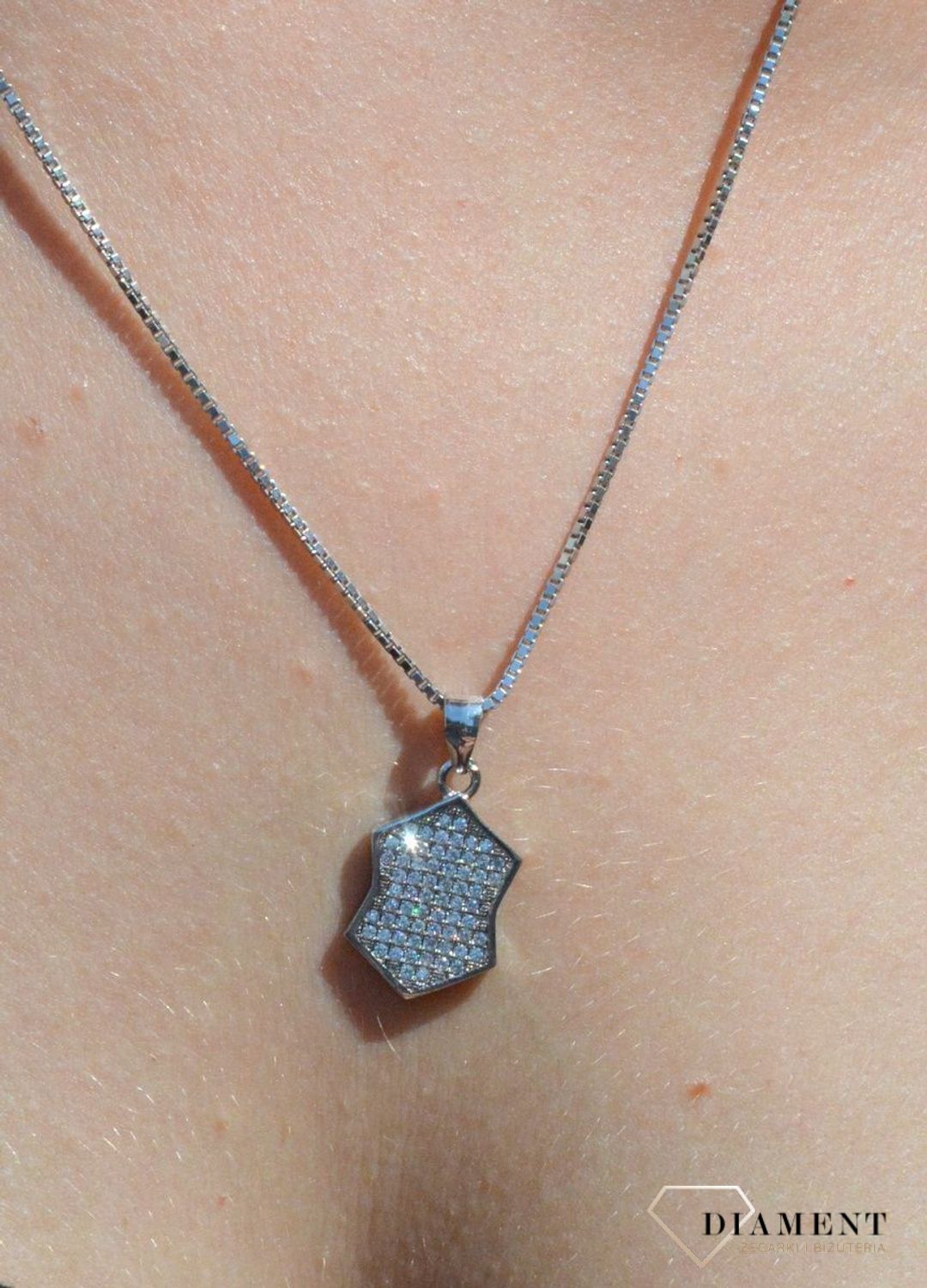 Zawieszka srebrna blaszka z cyrkoniami o nieregularnych kształtach  DIA-ZAW-6816-925. Zawieszka srebrna damska. zawieszka srebrna blaszka. Zawieszka srebrna z cyrkoniami. Zawieszka srebrna do każdego łańcuszka. Idealna zawiesz.jpg