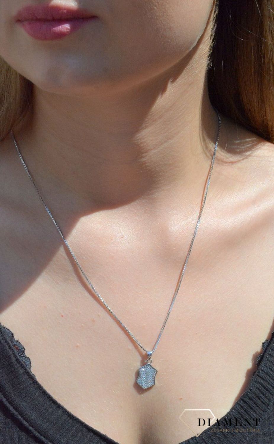 Zawieszka srebrna blaszka z cyrkoniami o nieregularnych kształtach  DIA-ZAW-6816-925. Zawieszka srebrna damska. zawieszka srebrna blaszka. Zawieszka srebrna z cyrkoniami. Zawieszka srebrna do każdego łańcuszka. Idealna zawiesz.jpg