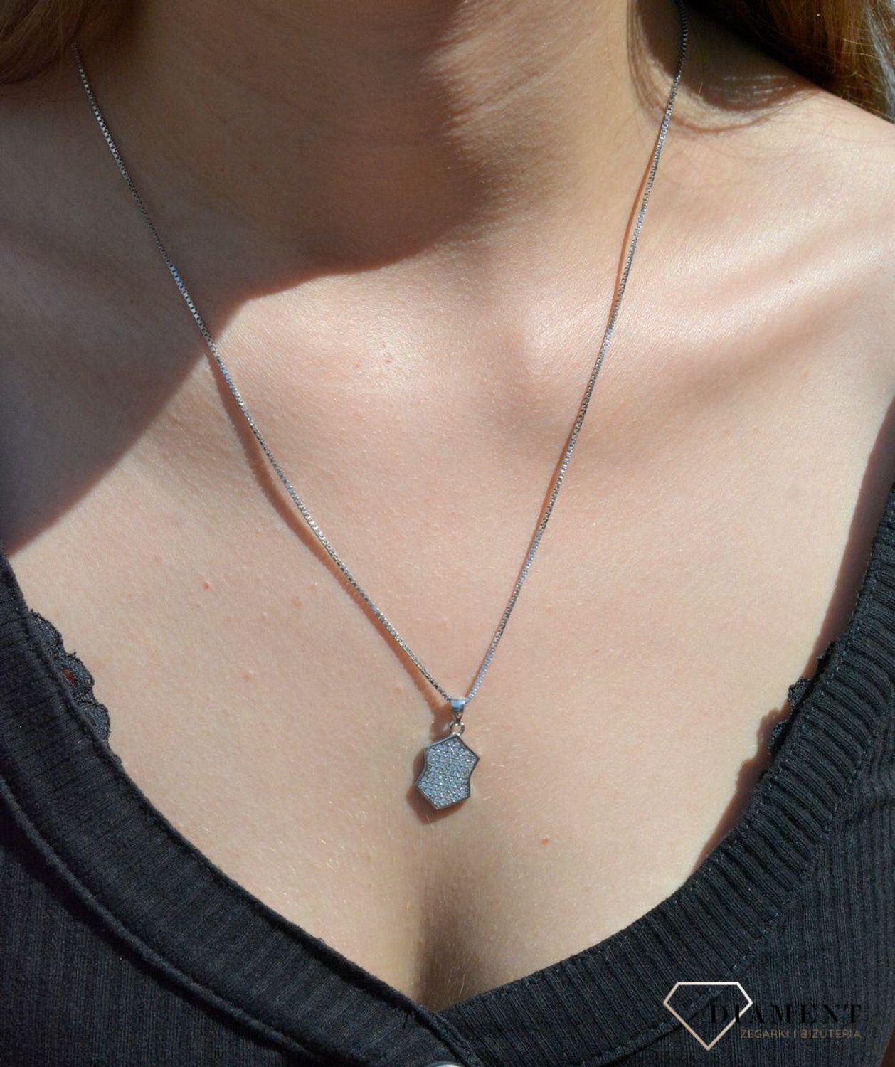 Zawieszka srebrna blaszka z cyrkoniami o nieregularnych kształtach  DIA-ZAW-6816-925. Zawieszka srebrna damska. zawieszka srebrna blaszka. Zawieszka srebrna z cyrkoniami. Zawieszka srebrna do każdego łańcuszka. Idealna zawiesz.jpg