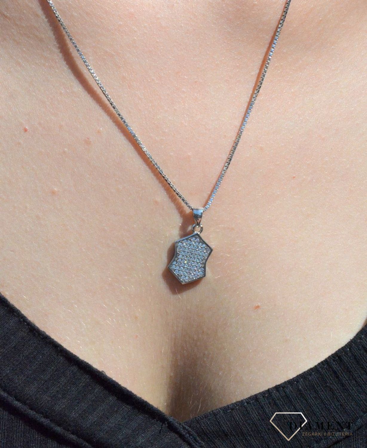 Zawieszka srebrna blaszka z cyrkoniami o nieregularnych kształtach  DIA-ZAW-6816-925. Zawieszka srebrna damska. zawieszka srebrna blaszka. Zawieszka srebrna z cyrkoniami. Zawieszka srebrna do każdego łańcuszka. Idealna zawiesz.jpg